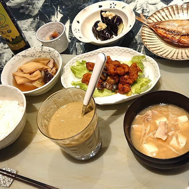 大地真央さんのインスタグラム写真 - (大地真央Instagram)「本日の夫の朝食兼昼食🥢 （急に時間がなくなり大慌て(^^;;） その上、スムージーを飲んでいる途中で割り込み写真📱🙇‍♀ ・真央オリジナルスペシャルスムージー（得意❣） ・真央流ぬか漬け（人生初挑戦‼）🍆茄子がまま…(^_^)v ・アジの干物（焼くだけ） ・黒豆入り納豆（出すだけ） ・鶏肉と茄子ピリ辛（レタスを敷いた） ・豆腐豚汁（美味しい） ・カブと揚げと椎茸の煮物（美味しい）  #branch 🥢🍵 #ブラウンカラーメニュー #スムージー　小松菜🥬人参🥕林檎🍎トマト🍅 バナナ🍌柑橘🍊キウイ🥝メロン🍈 アーモンドミルク🥛豆乳🥛チアシード◉ ヘンプシード⚪︎豆乳ヨーグルト🥛ベリー酢🍇 青切りシークヮーサー🍋 #真央流#自己流#家でお料理#お家ご飯 #家に居よう#自粛#自粛の過ごし方#笑おう #有意義な時間 #大地真央 #MAODAICHI #森田恭通 #yasumichimorita」5月18日 16時00分 - daichimao_official