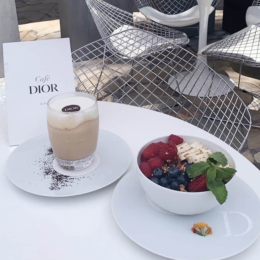 まやさんのインスタグラム写真 - (まやInstagram)「. 去年の夏に行ったハワイのDIOR CAFE 🍓 コロナ治ったら、海外行きたいな〜🏝🐠🏄‍♂️」5月18日 16時01分 - flor__ra_1