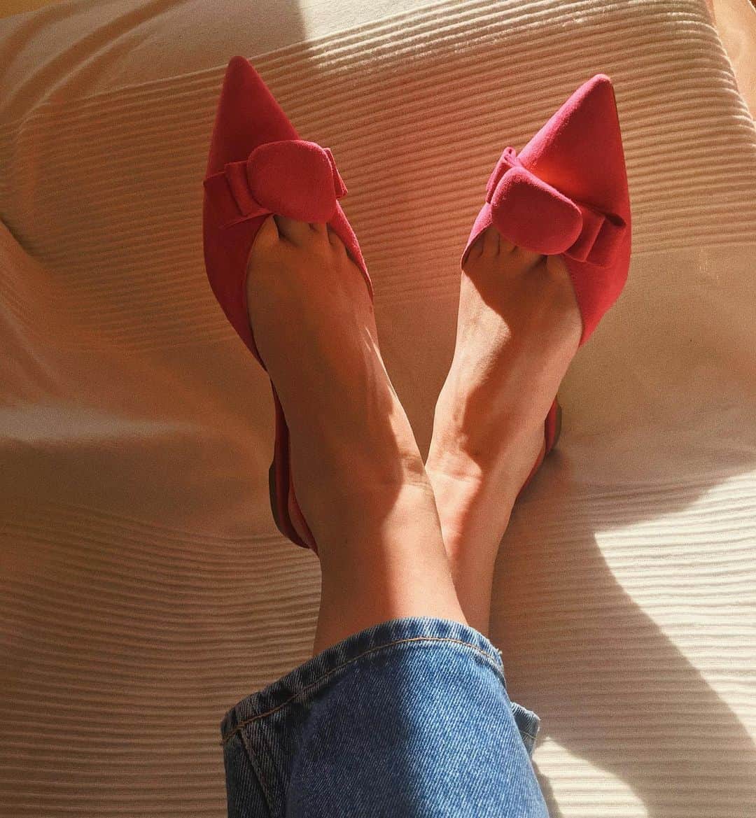 ルパートサンダーソンのインスタグラム：「Sunshine is coming ☀️ | Belinda | Have you discovered our #MadeToOrder service? Contact our customer service team to discover more 💫 | #Slingbacks #FlatShoes #WFH #ShoeAddict #PinkShoes #RupertSanderson」