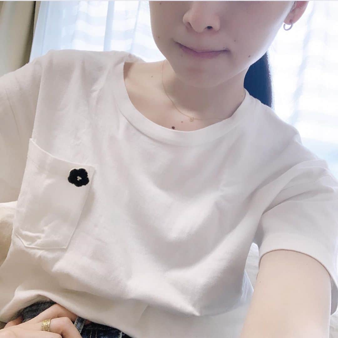 久保陽香さんのインスタグラム写真 - (久保陽香Instagram)「. . . コロンとした刺繍ブローチを Tシャツに付けてみたらこんな感じ。 小さめ。  #刺繍 #手刺繍 #刺繍ブローチ #くぼ手芸」5月18日 16時02分 - kubo_haru
