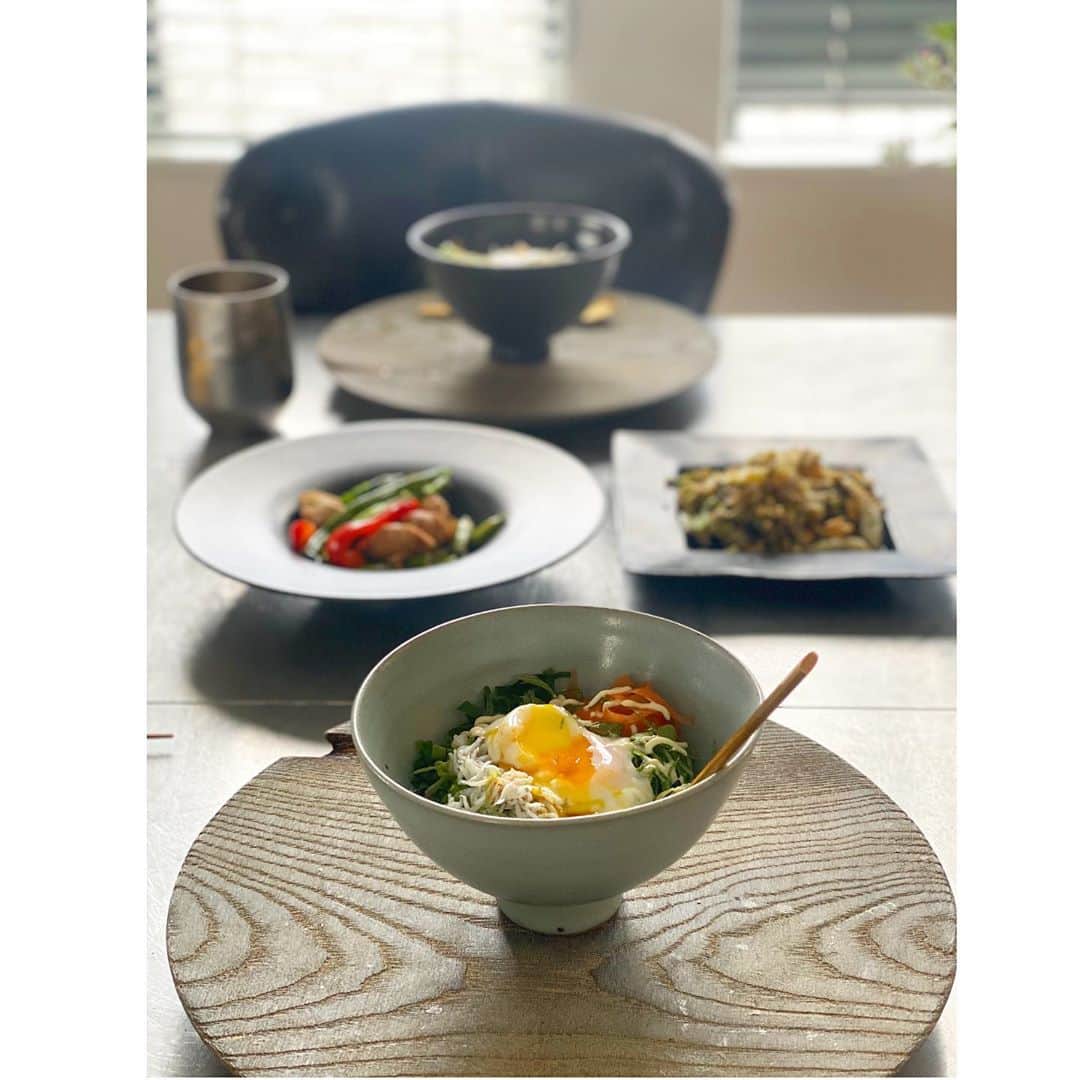神崎恵さんのインスタグラム写真 - (神崎恵Instagram)「今日のお昼ご飯は、春雨炒めを作りました。豆板醤。美味しい♡ ここ数日の、朝ごはんや昼ごはんや夜ご飯。 シラス丼はおだしをかけて。温玉に、小ネギをたっぷり。 薄く切ったレタス、にんじん、大葉にマヨネーズをかけて。 最初はシンプルにシラスとネギを味わって、次にちょっぴりたまごを混ぜて、中盤からは全部を混ぜて食べるとまた美味しい〜🥺 1枚目のお肉は、作ったソースとチーズとほうれん草を豚ヒレに挟んで焼いたもの。鶏肉や豚ひれで作ると美味しいんです。 ソースは、ケチャップ、マヨネーズ、塩、胡椒、スパイス、ミックスハーブ、醤油、ニンニクのすりおろしを混ぜたもの。大人ようには粒マスタードを混ぜるときもあります。 塩こしょうした鶏胸肉や豚ヒレに塗ってからとろけるチーズを挟んで焼くだけ。 炊き込みご飯は毎回多めに炊いて半分は冷凍に。 だから、時々、シンプルな白米や玄米が合うメニューにも、家族のリクエストで炊き込みご飯という組み合わせになることも。 野菜やお肉や野菜を入れて炊くから、それだけ小腹が減ったときにもさくっと食べることができるからいいんです🍙 #おうちごはん 目玉焼きは蓋をせず、弱火でじっくり焼きますよ🍳 今日も打ち合わせに取材にとバタバタしながらですが、今週も頑張っていきます♡」5月18日 16時06分 - megumi_kanzaki