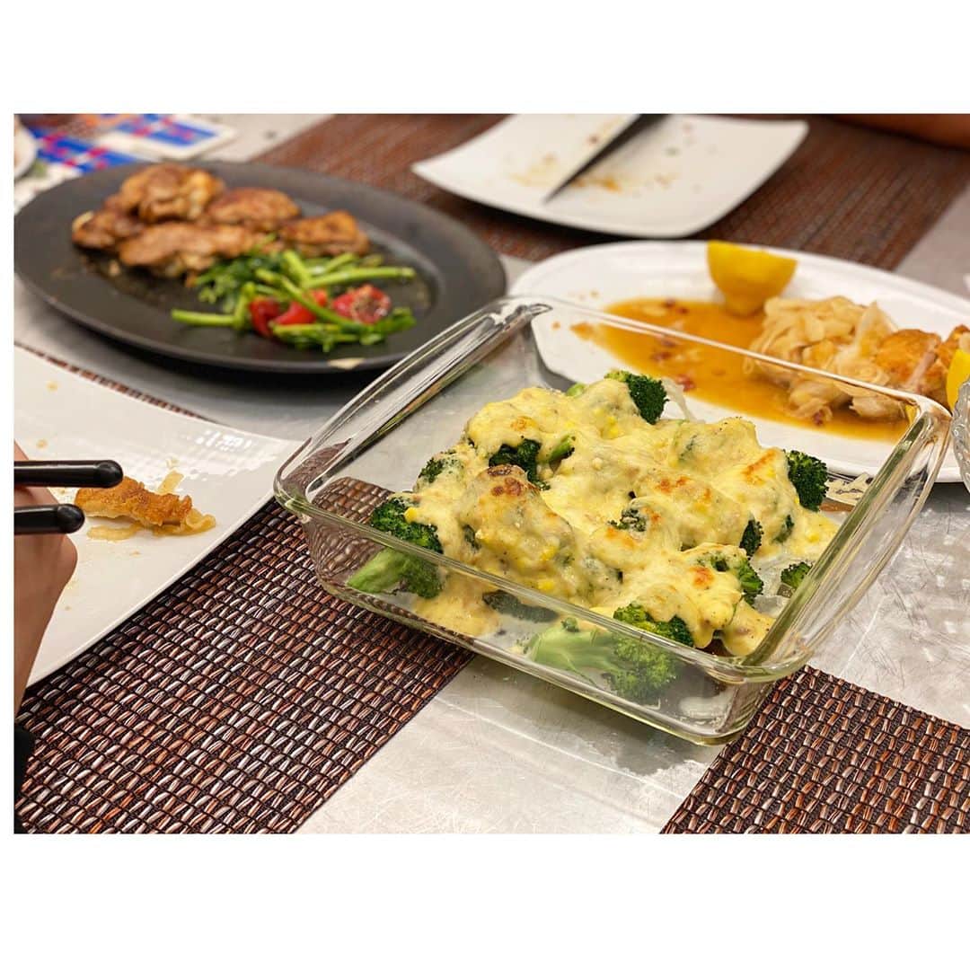 神崎恵さんのインスタグラム写真 - (神崎恵Instagram)「今日のお昼ご飯は、春雨炒めを作りました。豆板醤。美味しい♡ ここ数日の、朝ごはんや昼ごはんや夜ご飯。 シラス丼はおだしをかけて。温玉に、小ネギをたっぷり。 薄く切ったレタス、にんじん、大葉にマヨネーズをかけて。 最初はシンプルにシラスとネギを味わって、次にちょっぴりたまごを混ぜて、中盤からは全部を混ぜて食べるとまた美味しい〜🥺 1枚目のお肉は、作ったソースとチーズとほうれん草を豚ヒレに挟んで焼いたもの。鶏肉や豚ひれで作ると美味しいんです。 ソースは、ケチャップ、マヨネーズ、塩、胡椒、スパイス、ミックスハーブ、醤油、ニンニクのすりおろしを混ぜたもの。大人ようには粒マスタードを混ぜるときもあります。 塩こしょうした鶏胸肉や豚ヒレに塗ってからとろけるチーズを挟んで焼くだけ。 炊き込みご飯は毎回多めに炊いて半分は冷凍に。 だから、時々、シンプルな白米や玄米が合うメニューにも、家族のリクエストで炊き込みご飯という組み合わせになることも。 野菜やお肉や野菜を入れて炊くから、それだけ小腹が減ったときにもさくっと食べることができるからいいんです🍙 #おうちごはん 目玉焼きは蓋をせず、弱火でじっくり焼きますよ🍳 今日も打ち合わせに取材にとバタバタしながらですが、今週も頑張っていきます♡」5月18日 16時06分 - megumi_kanzaki