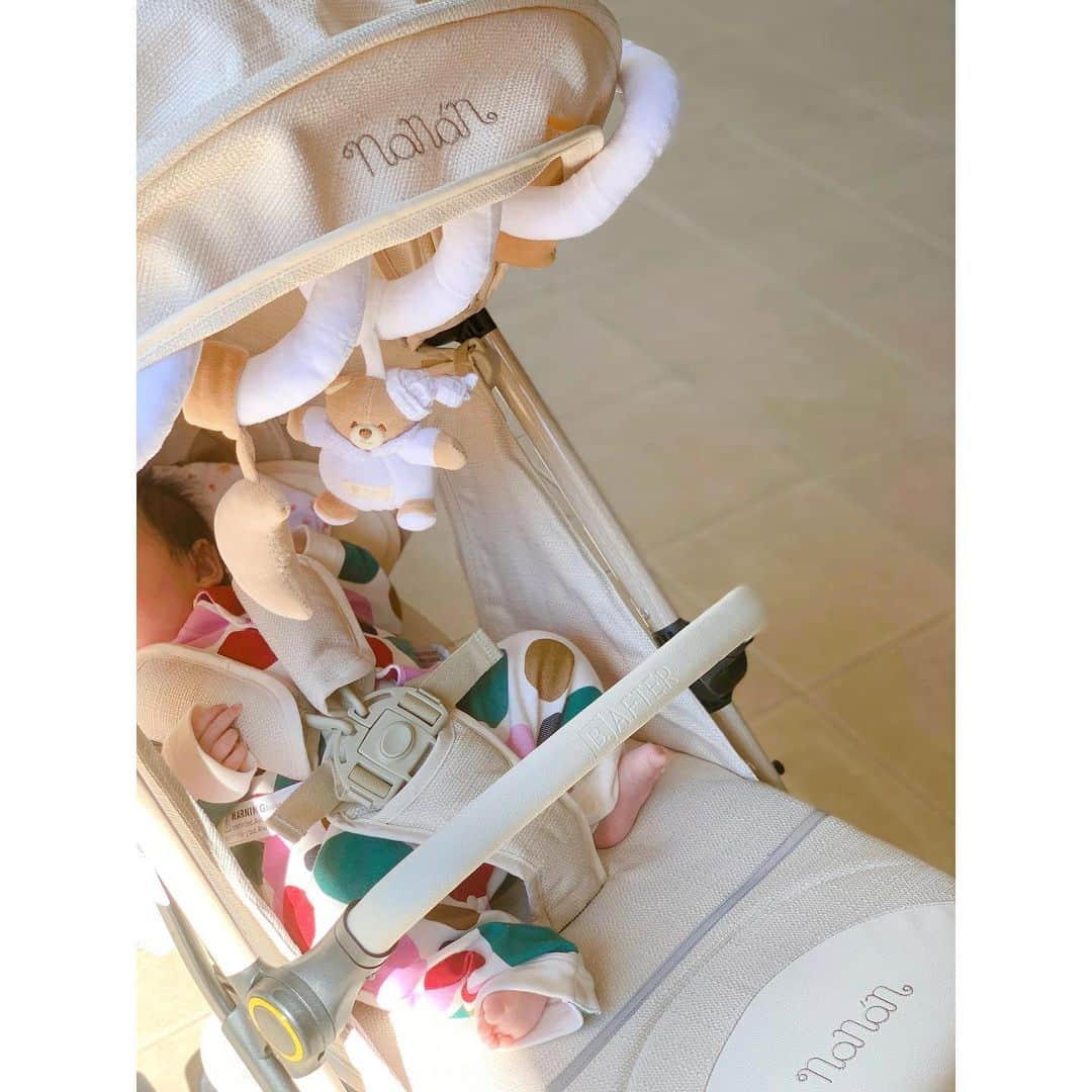 徳山沙季さんのインスタグラム写真 - (徳山沙季Instagram)「. ♡ストローラーは母がオススメしてくれた @nananjapan のものにしました🥰 ナナンのベビーグッズは赤ちゃんらしいデザインがとっても可愛くて大好き👼 🇮🇹製なので車輪も丈夫で、さらに飛行機内に畳んで持ち込めるとのことでこれに決めました😆 ストローラーにつけているホワイトの🧸のスパイラルもお祝いでいただいたナナンのものです🎁 この日のコーデは海外限定の　@uniqlo @marimekko のロンパース✨ 🇲🇾のUNIQLOで夫が買っててくれたものをようやくおろせました👗 まだまだUNIQLOマリメッコ服たくさんあるので早く着せたいな〜 . 引き続き、　@mamabu.mamae さんの授乳ノートというアプリを使っています👀 予防接種が続くので検温入力は本当に便利！ 子どもの生活リズムが整い、朝まで起きることなくぐっすり寝てくれるので私も健康的な生活になりました♡ . . #nanan #ストローラー　#uniqlomarimekko #uniqlomalaysia  #uniqlobaby #おしゃれさんと繋がりたい #ナナン #2020_winter_baby部 #babygirl #ootd #stroller #令和2年ベビー」5月18日 16時17分 - saki.whitesnow