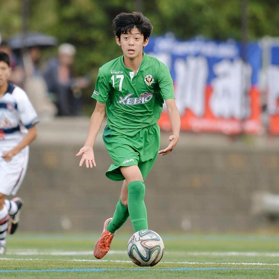 東京ヴェルディさんのインスタグラム写真 - (東京ヴェルディInstagram)「多くのプロサッカー選手を輩出する、東京ヴェルディのアカデミー。  所属選手のアカデミー時代を、秘蔵写真と思い出コメントで振り返る好評企画🐸🙌 . 今回は、山本理仁選手のアカデミー時代🌱 . ⚽山本理仁選手が語る、アカデミー時代の思い出🔻  アカデミー時代の思い出は、“食”にまつわるものが多いです。  ジュニアの頃の話なんですが、小学生年代は練習後の食事がすごく大事なので、練習後はクラブハウスの食堂で食べてから帰ることになっていました。ルールは1プレートで出される食事をすべて食べ終わるまで帰れないこと。当時の僕は食事の好き嫌いがすごく多くて、嫌いなものが多過ぎて、毎日必ずひとつは嫌いな食材が入っていたんです。どうしてもなかなか食べられないから、みんなが帰る中一人だけ帰してもらえなくて、2～3時間食堂に残っていました。ご飯の時間が一番嫌いでしたね（笑）今はほとんど食べられるけど、当時は無理でなかなか呑み込めなかったです。  中学2年の時にゴシアカップでスウェーデンに行った時には、3学年上のユースの選手もいるチームに飛び級で選ばれて海外遠征に参加したんですが、食堂でドッキリを仕掛けられました。僕はピーマンが嫌いだったんですが、食事に出たパプリカを食べられないでいたら、その様子を見たユースの先輩がブチギレて「やってらんねーよ」と食堂から出ていくドッキリです。それもジュニア時代の僕の好き嫌いをよく知っているコーチが絡んでいたんですが、中学生からしたら高校生は本当に怖い存在だったので、マジで号泣しました。ドッキリとか言われても全然笑えなかった（笑）その日からゴシアカップでも食事の時間が本当に嫌でした（笑）今は全然好き嫌いはありませんよ。トマトはまだ苦手ですけどピーマンは食べられます。  ヴェルディS.S.相模原には幼稚園の年長の頃にスクールに通い始めました。小学4年で本体に来たキッカケはセレクションです。お父さんから「セレクション行ってみる？」と聞かれて、ヴェルディとフロンターレを受けて、ヴェルディに受かったので入りました。ヴェルディジュニアだとほしい時にほしいところにパスが来るし、上手いチームメイトとプレーするのがすごく楽しかったです。  僕たちの代は他の代と比べて個性的な選手が多いというのは昔から感じていました。キャラクターが全然かぶっていなくて、色々なタイプがいて面白かったです。主要な大会で勝負弱くてタイトルはとれなかったけど、ある程度の大会では勝てたから強いチームという認識がありました。ヴェルディはプロが身近にあるから、ジュニアの頃にユースの試合を見て、そこで活躍した先輩がプロで活躍して海外に移籍したりするのを見て、自然とプロの世界を意識させられるチームだと思います。  #山本理仁 #東京ヴェルディジュニア #東京ヴェルディジュニアユース #東京ヴェルディユース #東京ヴェルディ #ヴェルディ #tokyoverdy #verdy #東京 #tokyo #stayhome #stayathome #おうちでヴェルディ」5月18日 16時26分 - tokyo_verdy