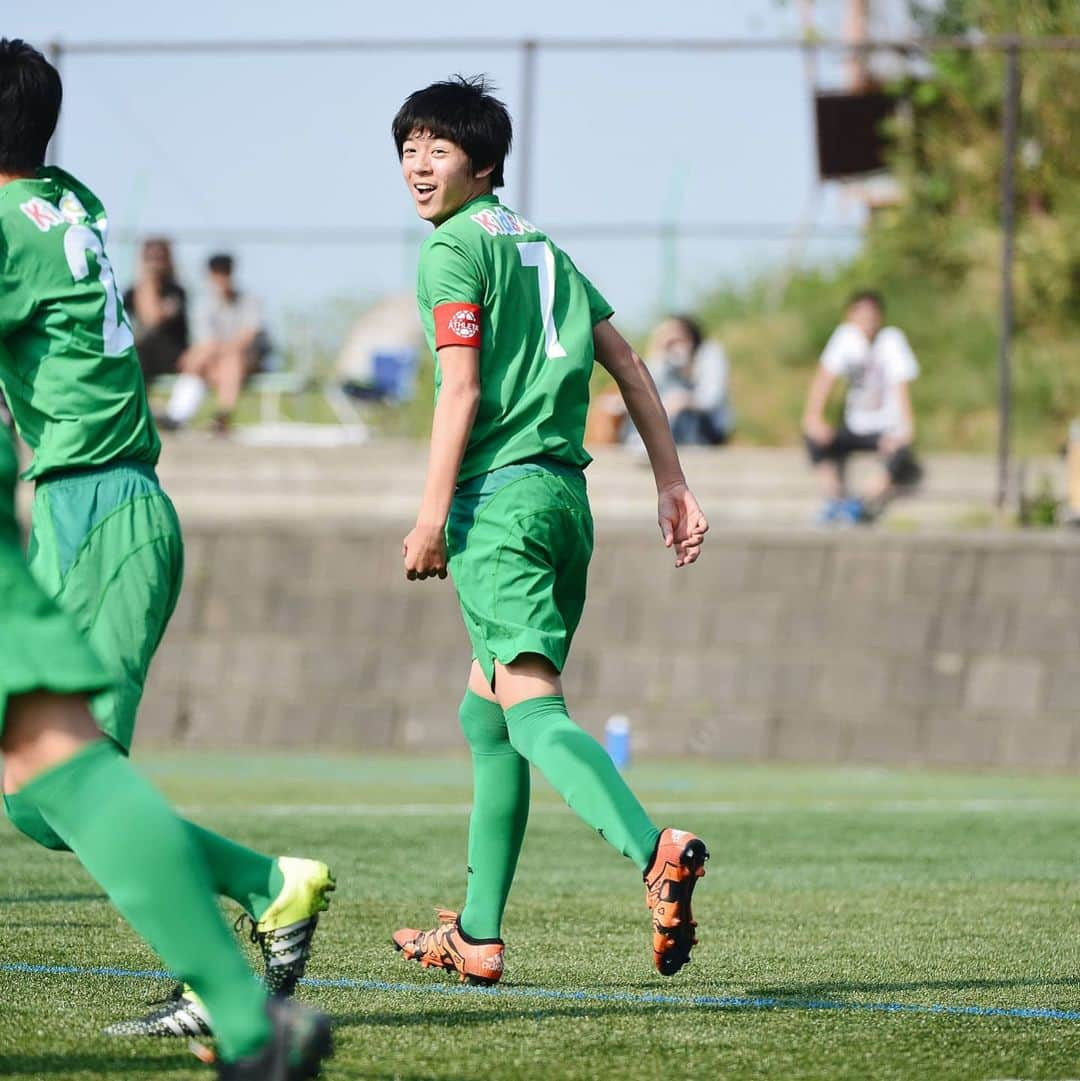 東京ヴェルディさんのインスタグラム写真 - (東京ヴェルディInstagram)「多くのプロサッカー選手を輩出する、東京ヴェルディのアカデミー。  所属選手のアカデミー時代を、秘蔵写真と思い出コメントで振り返る好評企画🐸🙌 . 今回は、山本理仁選手のアカデミー時代🌱 . ⚽山本理仁選手が語る、アカデミー時代の思い出🔻  アカデミー時代の思い出は、“食”にまつわるものが多いです。  ジュニアの頃の話なんですが、小学生年代は練習後の食事がすごく大事なので、練習後はクラブハウスの食堂で食べてから帰ることになっていました。ルールは1プレートで出される食事をすべて食べ終わるまで帰れないこと。当時の僕は食事の好き嫌いがすごく多くて、嫌いなものが多過ぎて、毎日必ずひとつは嫌いな食材が入っていたんです。どうしてもなかなか食べられないから、みんなが帰る中一人だけ帰してもらえなくて、2～3時間食堂に残っていました。ご飯の時間が一番嫌いでしたね（笑）今はほとんど食べられるけど、当時は無理でなかなか呑み込めなかったです。  中学2年の時にゴシアカップでスウェーデンに行った時には、3学年上のユースの選手もいるチームに飛び級で選ばれて海外遠征に参加したんですが、食堂でドッキリを仕掛けられました。僕はピーマンが嫌いだったんですが、食事に出たパプリカを食べられないでいたら、その様子を見たユースの先輩がブチギレて「やってらんねーよ」と食堂から出ていくドッキリです。それもジュニア時代の僕の好き嫌いをよく知っているコーチが絡んでいたんですが、中学生からしたら高校生は本当に怖い存在だったので、マジで号泣しました。ドッキリとか言われても全然笑えなかった（笑）その日からゴシアカップでも食事の時間が本当に嫌でした（笑）今は全然好き嫌いはありませんよ。トマトはまだ苦手ですけどピーマンは食べられます。  ヴェルディS.S.相模原には幼稚園の年長の頃にスクールに通い始めました。小学4年で本体に来たキッカケはセレクションです。お父さんから「セレクション行ってみる？」と聞かれて、ヴェルディとフロンターレを受けて、ヴェルディに受かったので入りました。ヴェルディジュニアだとほしい時にほしいところにパスが来るし、上手いチームメイトとプレーするのがすごく楽しかったです。  僕たちの代は他の代と比べて個性的な選手が多いというのは昔から感じていました。キャラクターが全然かぶっていなくて、色々なタイプがいて面白かったです。主要な大会で勝負弱くてタイトルはとれなかったけど、ある程度の大会では勝てたから強いチームという認識がありました。ヴェルディはプロが身近にあるから、ジュニアの頃にユースの試合を見て、そこで活躍した先輩がプロで活躍して海外に移籍したりするのを見て、自然とプロの世界を意識させられるチームだと思います。  #山本理仁 #東京ヴェルディジュニア #東京ヴェルディジュニアユース #東京ヴェルディユース #東京ヴェルディ #ヴェルディ #tokyoverdy #verdy #東京 #tokyo #stayhome #stayathome #おうちでヴェルディ」5月18日 16時26分 - tokyo_verdy