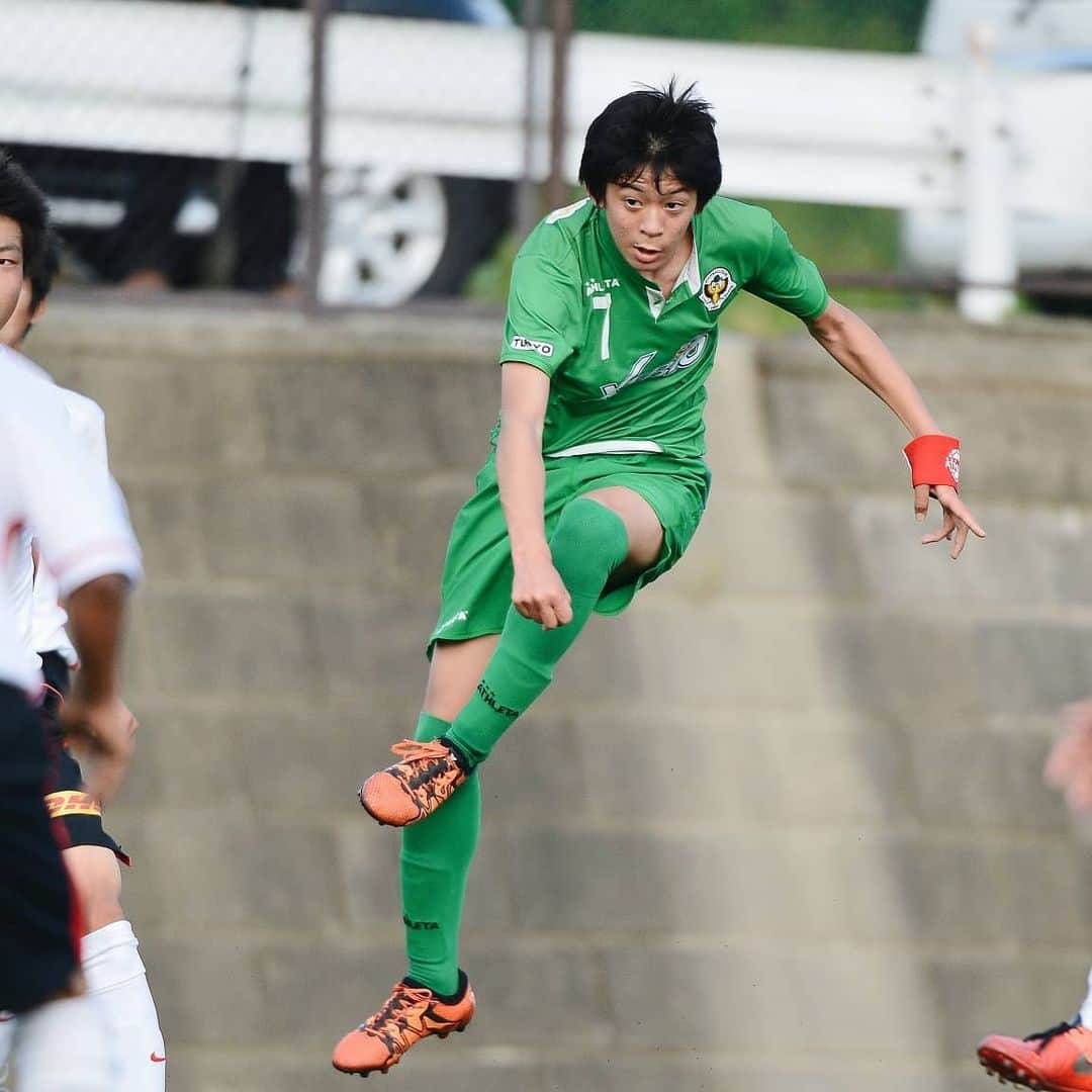 東京ヴェルディさんのインスタグラム写真 - (東京ヴェルディInstagram)「多くのプロサッカー選手を輩出する、東京ヴェルディのアカデミー。  所属選手のアカデミー時代を、秘蔵写真と思い出コメントで振り返る好評企画🐸🙌 . 今回は、山本理仁選手のアカデミー時代🌱 . ⚽山本理仁選手が語る、アカデミー時代の思い出🔻  アカデミー時代の思い出は、“食”にまつわるものが多いです。  ジュニアの頃の話なんですが、小学生年代は練習後の食事がすごく大事なので、練習後はクラブハウスの食堂で食べてから帰ることになっていました。ルールは1プレートで出される食事をすべて食べ終わるまで帰れないこと。当時の僕は食事の好き嫌いがすごく多くて、嫌いなものが多過ぎて、毎日必ずひとつは嫌いな食材が入っていたんです。どうしてもなかなか食べられないから、みんなが帰る中一人だけ帰してもらえなくて、2～3時間食堂に残っていました。ご飯の時間が一番嫌いでしたね（笑）今はほとんど食べられるけど、当時は無理でなかなか呑み込めなかったです。  中学2年の時にゴシアカップでスウェーデンに行った時には、3学年上のユースの選手もいるチームに飛び級で選ばれて海外遠征に参加したんですが、食堂でドッキリを仕掛けられました。僕はピーマンが嫌いだったんですが、食事に出たパプリカを食べられないでいたら、その様子を見たユースの先輩がブチギレて「やってらんねーよ」と食堂から出ていくドッキリです。それもジュニア時代の僕の好き嫌いをよく知っているコーチが絡んでいたんですが、中学生からしたら高校生は本当に怖い存在だったので、マジで号泣しました。ドッキリとか言われても全然笑えなかった（笑）その日からゴシアカップでも食事の時間が本当に嫌でした（笑）今は全然好き嫌いはありませんよ。トマトはまだ苦手ですけどピーマンは食べられます。  ヴェルディS.S.相模原には幼稚園の年長の頃にスクールに通い始めました。小学4年で本体に来たキッカケはセレクションです。お父さんから「セレクション行ってみる？」と聞かれて、ヴェルディとフロンターレを受けて、ヴェルディに受かったので入りました。ヴェルディジュニアだとほしい時にほしいところにパスが来るし、上手いチームメイトとプレーするのがすごく楽しかったです。  僕たちの代は他の代と比べて個性的な選手が多いというのは昔から感じていました。キャラクターが全然かぶっていなくて、色々なタイプがいて面白かったです。主要な大会で勝負弱くてタイトルはとれなかったけど、ある程度の大会では勝てたから強いチームという認識がありました。ヴェルディはプロが身近にあるから、ジュニアの頃にユースの試合を見て、そこで活躍した先輩がプロで活躍して海外に移籍したりするのを見て、自然とプロの世界を意識させられるチームだと思います。  #山本理仁 #東京ヴェルディジュニア #東京ヴェルディジュニアユース #東京ヴェルディユース #東京ヴェルディ #ヴェルディ #tokyoverdy #verdy #東京 #tokyo #stayhome #stayathome #おうちでヴェルディ」5月18日 16時26分 - tokyo_verdy