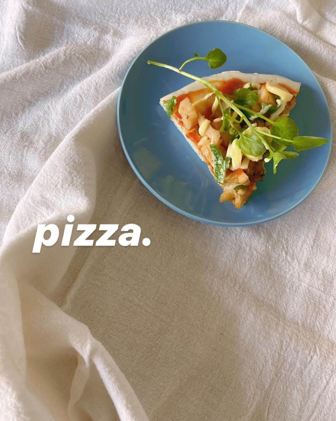 堀舞紀さんのインスタグラム写真 - (堀舞紀Instagram)「🍕 . . . 米粉しか無かったので、 イマイチ本物感にかけるが、 娘との料理には なかなか楽しかった❤️ . . . クレソンは 採れたて🌿 . . . フライパン🍳でpizza、、 という 暇つぶしでした🙄🙄 . . . #暇をもてあました神々の遊び  #おまえか。←通じない。 #pizza #せめて天気悪いのはやめてー」5月18日 16時27分 - mainohori