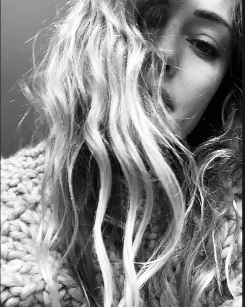 ローラ・ハドックのインスタグラム：「🖤」