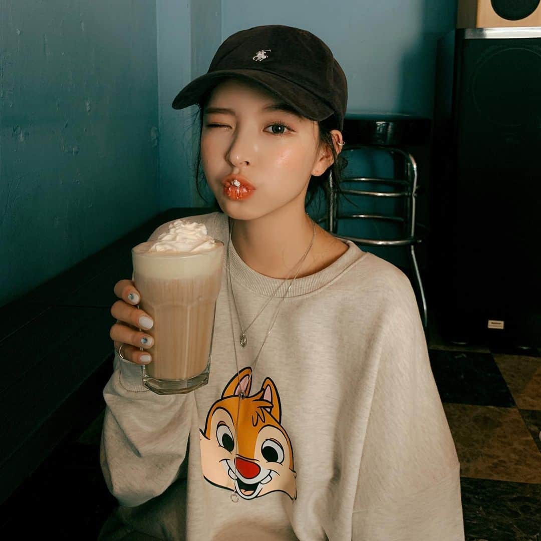 Chuuのインスタグラム：「🤎𝗗𝗶𝘀𝗻𝗲𝘆 𝗫 𝗖𝗛𝗨𝗨🤎 한컷구매 OPEN! 🎟✨」