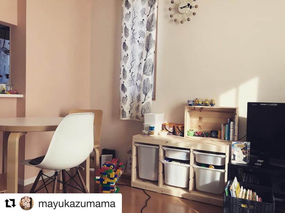 ［賃貸住宅シャーメゾン］のインスタグラム：「北欧インテリアがいっぱいの @mayukazumama さんのおうち🏠に選ばれたのは、シンプル＆ナチュラルなおもちゃ収納。おもちゃ🧸のカラフルさが映えますね💕 収納の上には飾るスペースも🍀今日はどんなお気に入りを並べようかな？ . #repost #実例 #シャーメゾン #シャーメゾンのお部屋 #積水ハウス #インテリア #賃貸インテリア #スタイリング #シンプルインテリア #北欧インテリア #shamaison #sekisuihouse #interiordesign #styling #simple #relax #luxuary #livingroom #homedecor #livestagrammer #roomclip #instahome #nordicinterior」