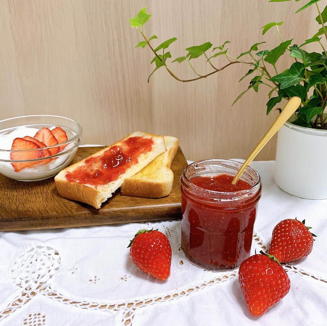 Sayakaのインスタグラム：「* いちごの季節が終わる前に 作りたかったジャム🍓  どんよりお天気だから 好きなものを食べてHappyに😊💓 . . #いちごジャム #おうち時間 #🍓」