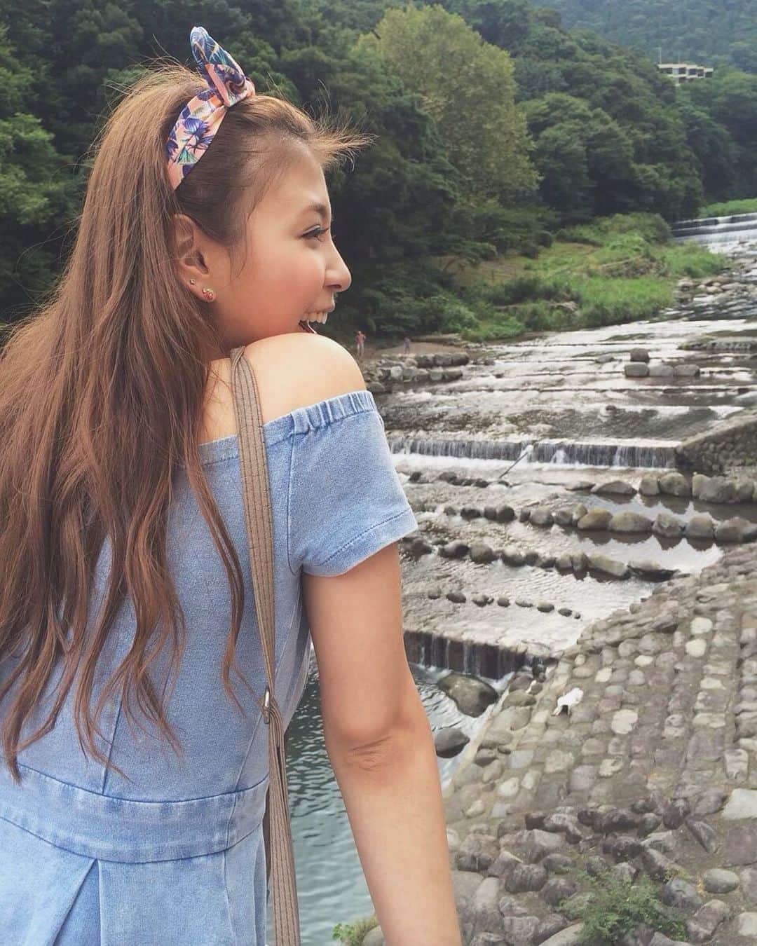 源崎トモエのインスタグラム：「ストーリーズじゃ消えちゃうから 本投稿に上げてほしいってリクエスト頂いたので上げますね😊 . たぶん23歳の時 この頃頭にこういうの付けるの流行ってたよね😇 . このさくらんぼのピアスとかどこ行ったんだろ笑 . #リクエストにお応えして #若かりし頃  #昔の写真消えたと思ってたらiCloudに入ってた🥺 #嬉しい #だから上げてみました #箱根旅行 #箱根彫刻の森美術館 #大涌谷  #とっても楽しかったっていう思い出」