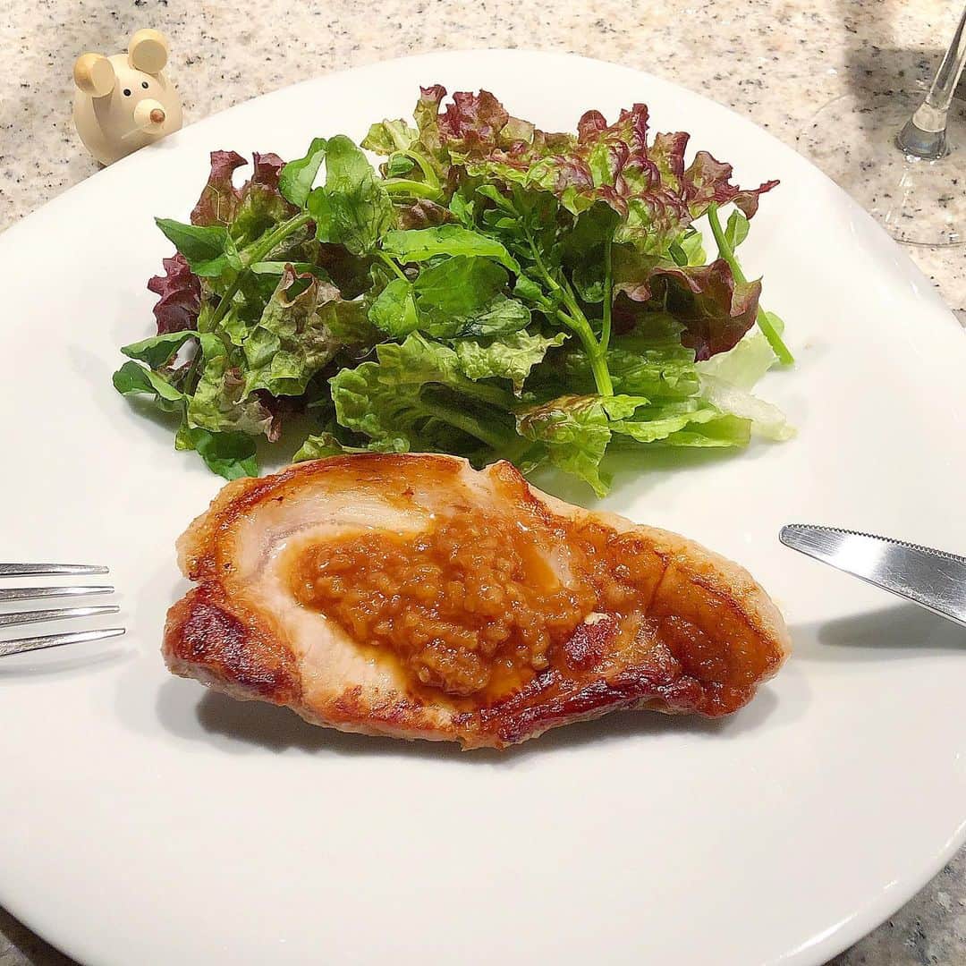 榊山敬代のインスタグラム：「🌴🐖… ・ 昨夜のメイン料理では 頂き物のアグー豚さん  ジューとありがたく いただきましたの巻  毎年夏は沖縄に行くのが たのしみの１つでしたが  今年は行けそうにない模様に すこし残念におもうこの頃で  きょうのような雨模様な日は 特に沖縄の気配が懐しくなり 沖縄いきたいモードになる時  そのようなタイミングのこの頃にて アグー豚さんがいらっしゃったのは ビックリとうれしい食卓なのでした  今回は麹ソースで和テイストに 脂身はプルプルっとジューシー  大変美味しゅうございました🙏… さて昨夜は  アイデアがチラホラ浮かぶ夜で とりあえずメモメモしたけれど  どうかなと見直してみる 今週のはじまりはじまり  まぁとりあえず なんくるないさ ・ ・ 🐖〜♪… ・ ・ #おうち時間 たのしもう週間 #おうち大好き #stayhome ・ ・ #頂き物 #沖縄 #夕食 #dinner #おうちごはん  #おつまみ #food #お肉 #meat #pork #豚肉 #アグー豚 #あぐー豚 #お肉大好き#ステーキ#steak #cresson #サラダ #salad  #brut #vegetable #wine #artist #kitchen #cooking #日本画家 の #お料理こんなもん」