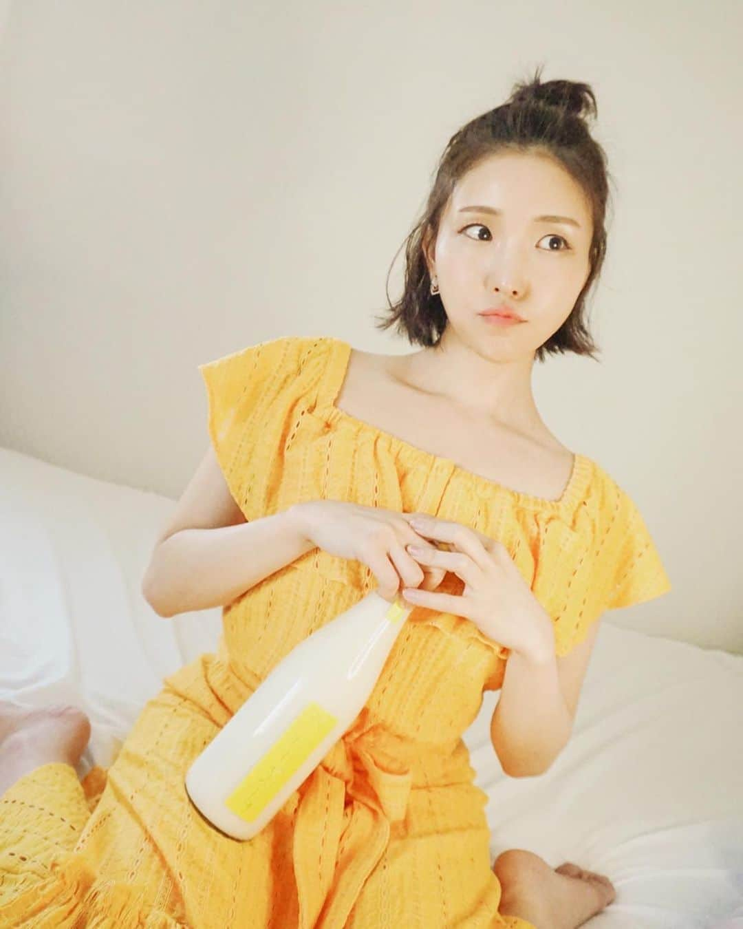 児玉アメリア彩さんのインスタグラム写真 - (児玉アメリア彩Instagram)「#おうち日本酒グラビア﻿ #本日の児玉酒﻿ ﻿ ﻿ 【仁井田本家 にいだしぜんしゅ とろとろにごり】﻿ ﻿ 純白の雪のようなにごり酒🍶﻿ ﻿ オリが多いので、とってもまったりまろやか濃厚で、やさしい舌触りと口当たりです。﻿ ﻿ ﻿ お燗にしても美味しいし、﻿ ソーダ割にして山椒を少しプラスするのがジョーさん(@takasakijo )流オススメな飲み方！﻿ ﻿ この山椒のスパイスと香味がにごりのふんわりとした印象を引き締めてくれて、キレが増します﻿ 酸味が増したように感じる不思議な感覚。大感激でした！﻿ ﻿ 🌸「つきや酒店」さんの"臨時三軒茶屋支店"として JOE'SMAN2号さんでも購入できます。﻿ ﻿ ぜひお試しください♡﻿ ﻿ ﻿ ﻿ ﻿ ﻿ ﻿ #bilingualsakegirl #にいだしぜんしゅ #portrait #instalike #misssake #児玉アメリア彩 #ミス日本酒 #日本酒 #日本酒女子﻿ #日本酒インスタグラマー #ポン酒タグラム #日本酒フォト #sakekampai #sakebottle #飲酒タグラム #酒スタグラム #日本酒で乾杯 #sakelover #sakephotography﻿ #sake #sakegirl #sakestagram #japanesesake #japanesemodels #selfie #selcagram」5月18日 17時13分 - aya_amelia_kodama