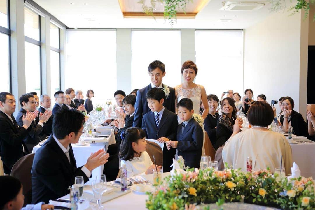 のインスタグラム：「【パーティーレポート】2人のフラッグボーイに先導されて、新郎新婦がレストランに入場♪﻿ ﻿ 「あれっ？　なんか髪が短くなってない？？？」﻿ ﻿ 女性のゲストは新婦のお色直しにビックリでした笑﻿ ﻿ LOCATION : UMI no RUSTICWEDDING﻿ PARTY SPACE : LAGO BIANCO﻿ GUEST : 46﻿ SEASON : SPRING﻿ ﻿ M&Uの公式サイトでは、挙式・披露会陰会場のご紹介やパーティーレポート、最新の情報などをご確認いただけます。﻿ ﻿ プロフィール( @mandu_wedding )内にあるURLよりご確認ください。﻿ ﻿ *・。*・。*・。*・。*・。*・。*・。﻿ ﻿ 【苔の里・木場潟を巡る♪ 杜と湖のラスティックウエディング見学会】﻿ ﻿ 南加賀の大自然を舞台とする“杜と湖のラスティックウエディング”。﻿ その舞台となる苔の里・木場潟の見学ツアーです。﻿ 実際のロケーションを体感してお二人のイメージを膨らませてください！﻿ ﻿ ○開催日／土日祝の11:00〜15:00（完全予約制）﻿ ○お問い合わせ・お申し込み／プロフィール内のリンクより公式サイトにお進みください。﻿ ﻿ *・。*・。*・。*・。*・。*・。*・。﻿ ﻿ 【M&U WEDDING の結婚式】﻿ ﻿ 100年経っても変わらないこの景色。﻿ 訪れるたび、幸せの記憶がよみがえる。﻿ ﻿ 石川県小松市。ここにある自然環境を最大限に活かした、シンプルでナチュラルな結婚式、『ラスティックウエディング』﻿ ﻿ ラスティックとは、「素朴」や「温かみ」という意味があります。﻿ 自然に囲まれて、気持ちのよい日差しを浴びながら、飾り過ぎない素の美しい世界で、大切なゲストとかけがえのない時間を過ごす。まるで映画のワンシーンのようなウエディングです。﻿ ﻿ *・。*・。*・。*・。*・。*・。*」