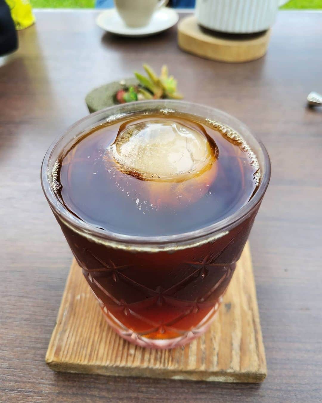 ジョリン・ツァイのインスタグラム：「coffee ?whiskey ? or ......breathe?」