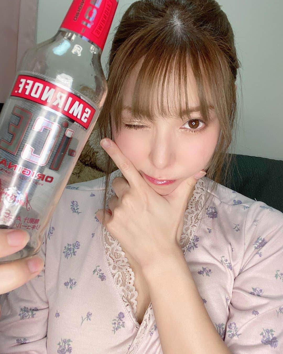 西村ケリーさんのインスタグラム写真 - (西村ケリーInstagram)「昨日の配信にて🍷🍺🍾🍸笑　 久々のお酒でほろ酔いになるという😂笑  #おうち時間  #グラドル #グラドル自画撮り部　#パジャマ #パジャマコーデ #パジャマ女子 #pajamas #pajamaparty #pijama  #japan #gravureidol  #bikinimodel #boobs  #shooting  #비키니 #偶像 #ไอดอล #ชุดว่ายน้ำ  #Comel #Awekcun #性感的 #萌 #模特  #수영복 #섹시 #귀여워  #เซ็กซี่ #น่ารัก #peruvian #peru🇵🇪」5月18日 17時21分 - kellynishimura8