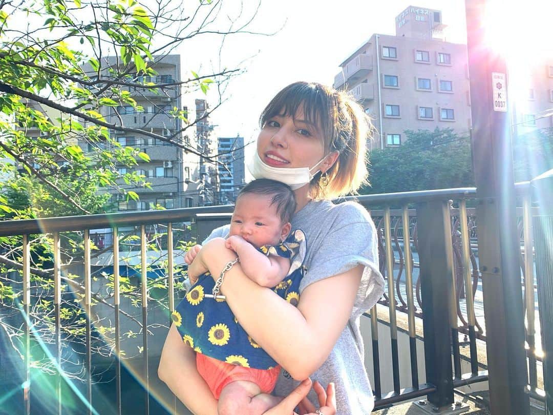 のインスタグラム：「. with my daughter💋💋💋💕💕💕💕💕💕💕👼 .  #生後2ヶ月#新米ママ#女の子ママ#クォーターベビー」