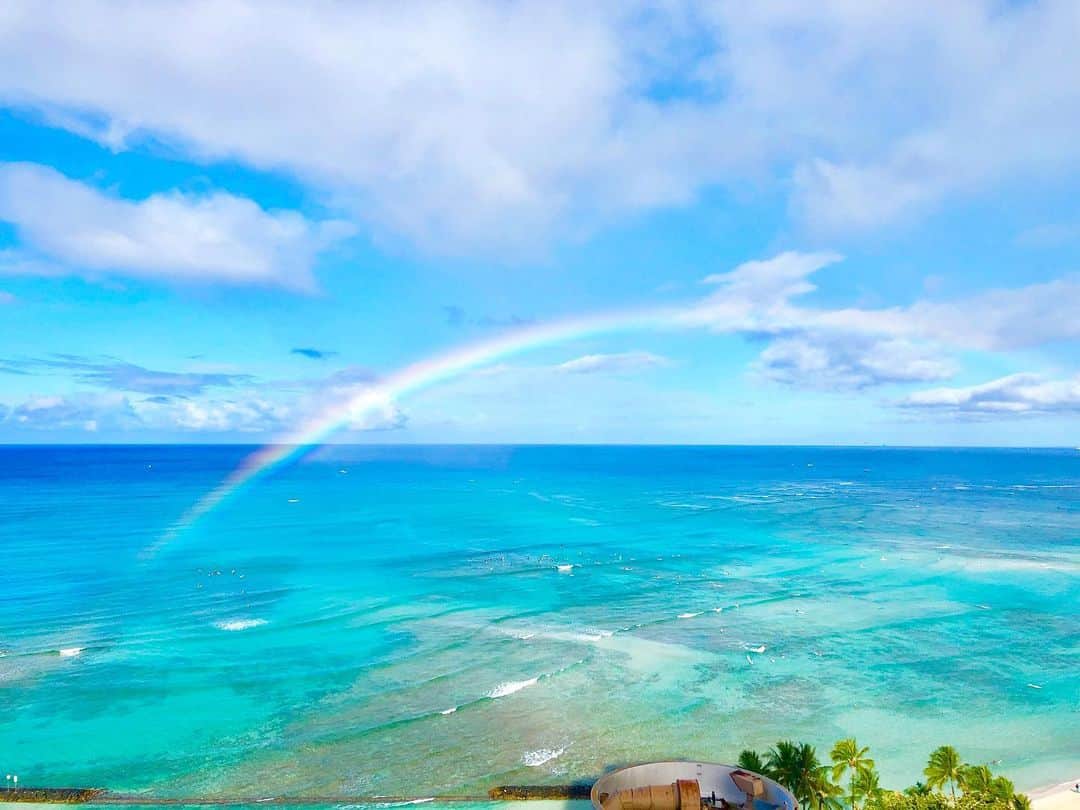 小林真由さんのインスタグラム写真 - (小林真由Instagram)「去年ハワイで見た虹🌈☁️﻿ ﻿ ﻿ ﻿ 飛行ルートが変わってから﻿ 間近で飛行機を見るようになって﻿ ジェットー！と楽しそう👶🏼﻿ ﻿ 空を見上げながら玄関で待ち伏せする日々です✈️💓﻿ ﻿ ﻿ #2019 #虹 #ハワイ #旅行 #家族旅行 #思い出 #女の子ママ #ママライフ #マタニティ #マタニティライフ #妊婦 #妊娠7ヶ月 #第二子妊娠中﻿」5月18日 17時42分 - mayukobayashii