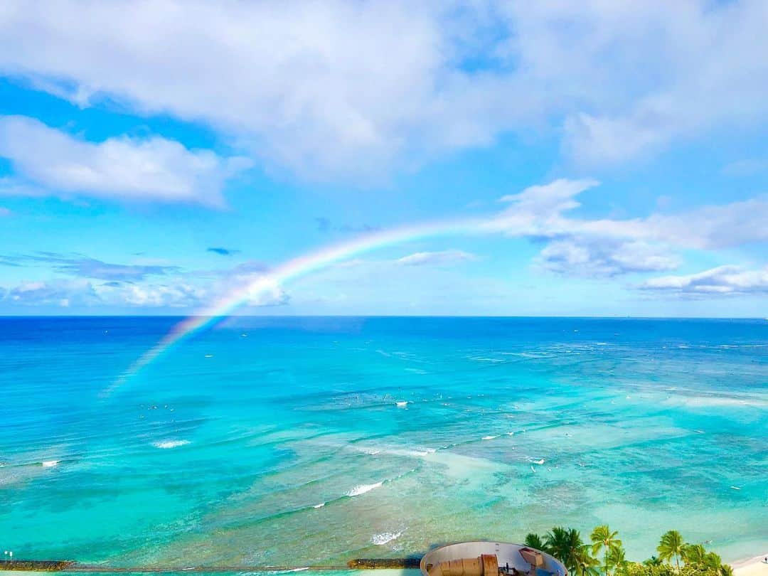 小林真由のインスタグラム：「去年ハワイで見た虹🌈☁️﻿ ﻿ ﻿ ﻿ 飛行ルートが変わってから﻿ 間近で飛行機を見るようになって﻿ ジェットー！と楽しそう👶🏼﻿ ﻿ 空を見上げながら玄関で待ち伏せする日々です✈️💓﻿ ﻿ ﻿ #2019 #虹 #ハワイ #旅行 #家族旅行 #思い出 #女の子ママ #ママライフ #マタニティ #マタニティライフ #妊婦 #妊娠7ヶ月 #第二子妊娠中﻿」