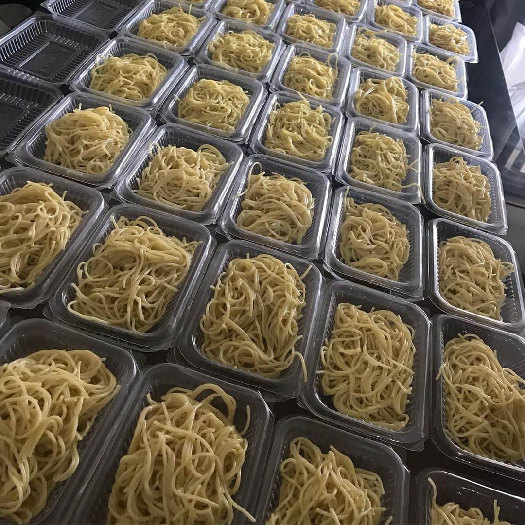 のインスタグラム：「Tried something new today: With the help of @your200pesos I made 65 servings of spaghetti for the employees of a supermarket in our area while tita @rosspanlilio made 100 sandwiches for merienda!  Today I also learned that helping your community out just doesn’t mean donating money, you can also use your skills and time (like I did today) to make someones life a little bit easier while times are tough. Thanks @gumabaomichele and @aldopanlilio12 for inviting me to help out today! Stay safe and keep doing what you’re doing!!! ❤️」