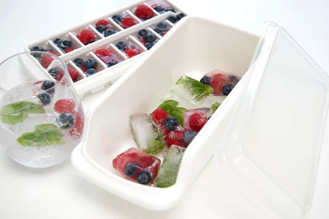 Lustrowareさんのインスタグラム写真 - (LustrowareInstagram)「Getting warmer, right? Those ice cube trays are perfect to make fun, yummy ice cubes for the coming season at home! Get yours here. https://www.macys.com/shop/product/lustroware-covered-ice-tray-with-storage-bin-set-of-3?ID=10274580&CategoryID=22672」5月18日 17時46分 - lustroware