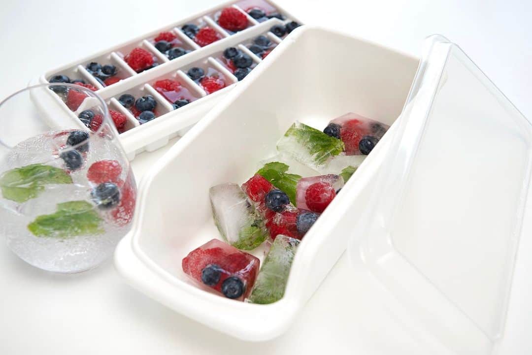 Lustrowareのインスタグラム：「Getting warmer, right? Those ice cube trays are perfect to make fun, yummy ice cubes for the coming season at home! Get yours here. https://www.macys.com/shop/product/lustroware-covered-ice-tray-with-storage-bin-set-of-3?ID=10274580&CategoryID=22672」