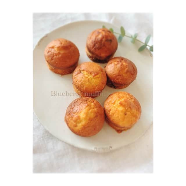 前田ゆかのインスタグラム：「昨日焼いたマフィン。  一日置いた方がしっとりとしておいしい！  今はバターがどこにも売ってないですね💧  そのかわりにココナッツオイル🥥を使って表面はサクッと中はしっとり、米粉なのでもちっとした食感もありヘルシーだけどコクのある仕上がりになってます！  中にはアクセントになるブルーベリーを忍ばせました🤍 ○ 米粉100g ラカント50g プレミアムココナッツオイル60cc ベーキングパウダー5g 無調整豆乳大さじ2 卵2個 ブルーベリー適量 ○ 1.卵2個を泡立たせてよく混ぜます 2.その中にココナッツオイルと豆乳を入れて混ぜます。 3.米粉とベーキングパウダー、ラカント(お砂糖でも大丈夫)入れて全部混ぜたら、マフィン型に流し込みブルーベリーを入れて180度25分焼きます。  #gultenfree  #グルテンフリー  #muffin  #フルーツとスイーツ #maeyukareshipi」