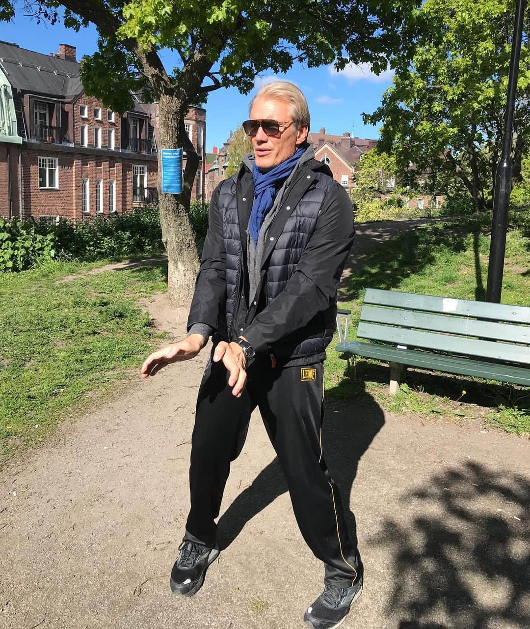 のインスタグラム：「Practicing my Kyokushin kata on my morning walk here in Stockholm👊🏻」