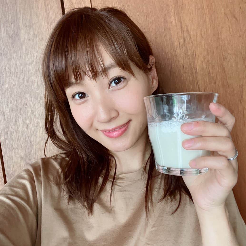 藤本美貴さんのインスタグラム写真 - (藤本美貴Instagram)「牛乳消費で日本を元気にするプロジェクトに参加させていただきました！ 地元北海道は牛乳生産量日本一！ そんな北海道の酪農家さんたちも私たち同様にコロナウイルスの影響で困っています。  学校の休校や飲食店の休業で牛乳が余いるみたいです。 そこで始まったのが#COWエール！！ みなさんがこのハッシュタグを付けて牛乳を飲んだり、乳製品食べたりする姿を投稿すると、 投稿数1投稿＝10円としてコロナと闘う医療従事者の皆さんやコロナ被害に悩む人たちへ 牛乳・乳製品が支援として送られます。  地元を応援したい気持ちもそうだけど、 こんな時だからこそ少しずつでも協力し合って、 日本のみんなが元気になれたらいいなーと思ってます。 みんなで一緒にがんばろう！  #COWエール #ミルクランド北海道 #pr #牛乳を贈る助け合い #牛乳消費 #北海道 #酪農 #応援 @milklandhokkaido」5月18日 17時59分 - mikittyfujimoto