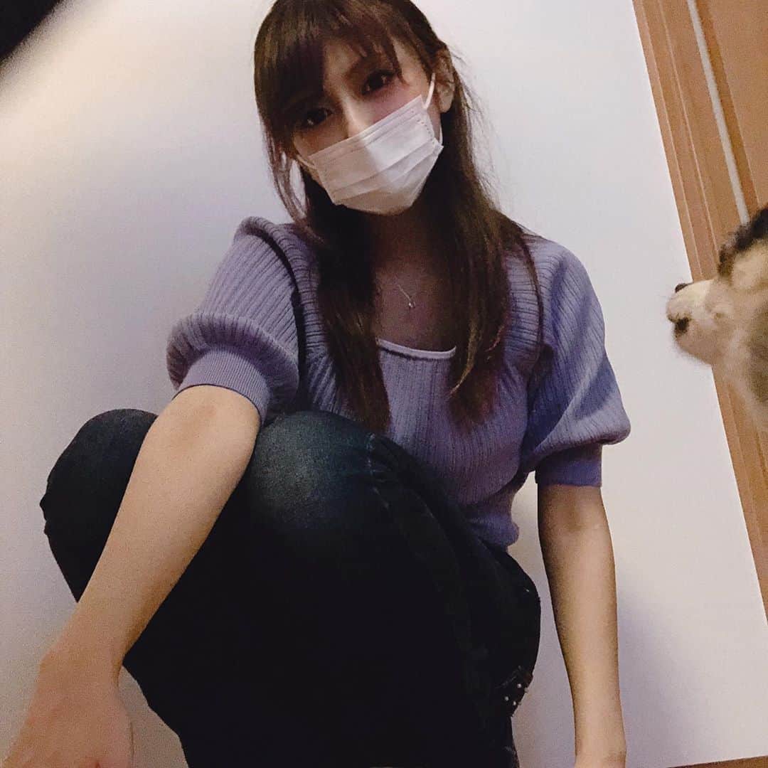 のインスタグラム：「. お誕生日にリスナー様より頂いたお洋服早速着ました👗 . #jillbyjillstuart の #サマーニット とっても色が好みなんです💟 ありがとうございます😊✨ . ボトムスは安定の #michellmacaron . 撮影していたら、ワンコたちが構って構ってしてきて、可愛かったから、あえて2匹が映り込んでいる写真をチョイス🐶📷 . そういえば今週の #プレイボーイ に私が載ってます✨ みなさん買ってくれたかな？ 買ったらタグづけしてストーリーかポストにあげてくれたら嬉しいよ💟 .  #ofotd #coordinate #今日のコーデ #チワワ #lifewithdogs #ちわすたぐらむ #ちわわ部 #グラビア #アイドル #インターネットアイドル #Gカップ #週刊プレイボーイ」