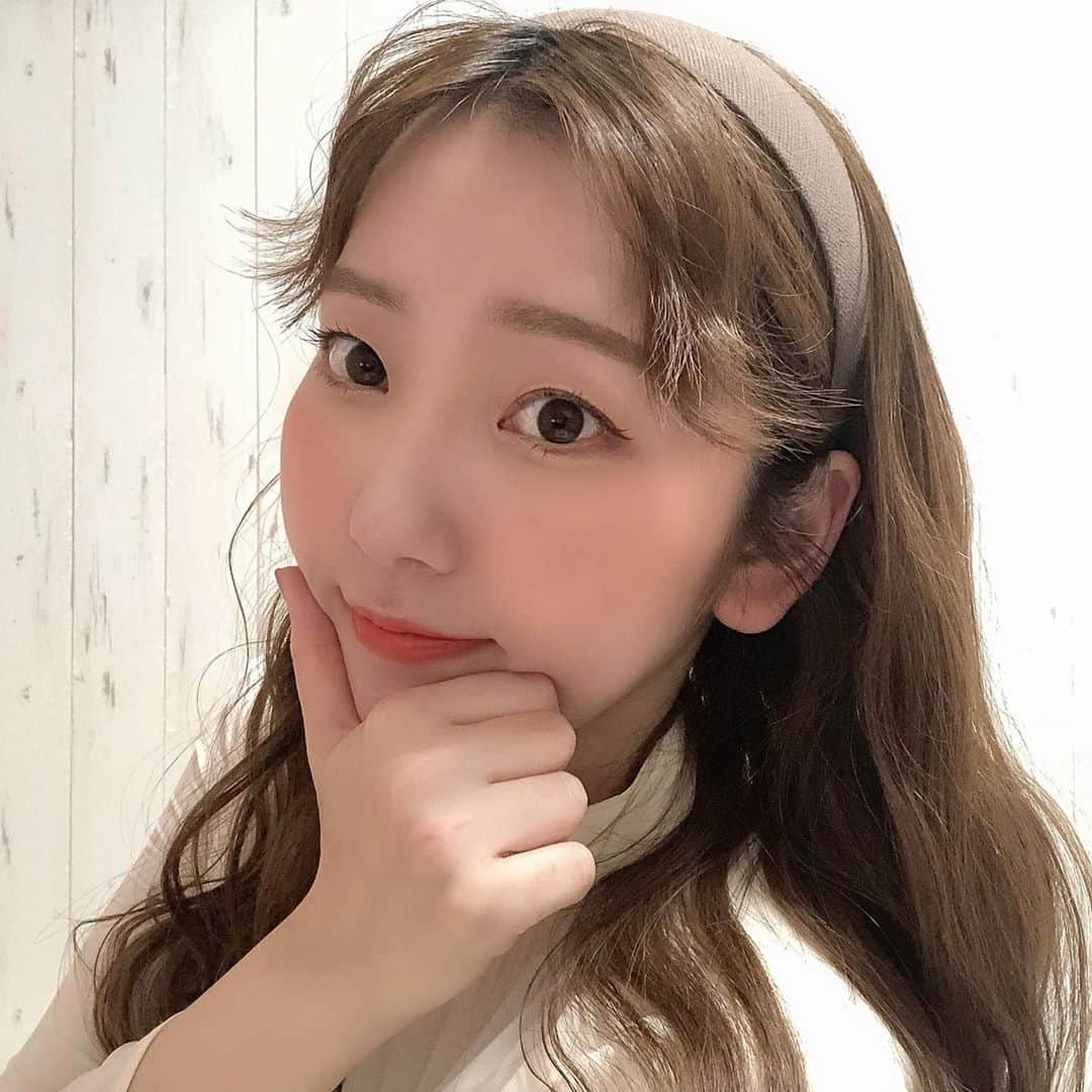 木下望のインスタグラム：「・ ・ 前髪伸びたからスネ夫ダブル前髪ヘア💇‍♀️プリンはカチューシャで隠しちゃう💇‍♀️ ・ ・ #today #todayscode #codenate #今日のコーデ #今日の私服 #私服 #カチューシャ #カチューシャアレンジ #巻き髪 #前髪アレンジ #スタマリ」