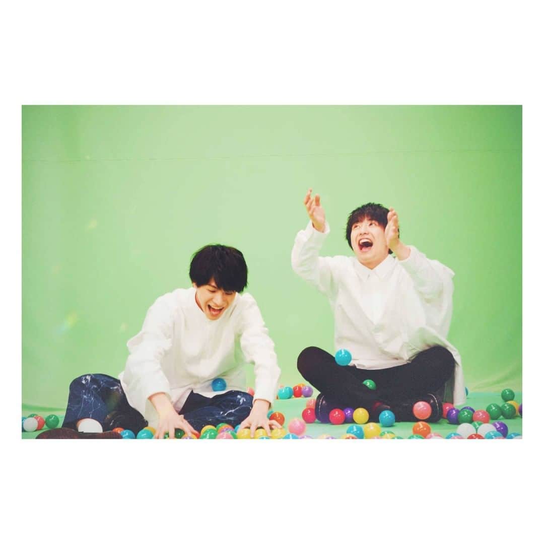 M-ON! MUSIC｜エムオンミュージックのインスタグラム：「﻿ ／﻿ #世界イチHAPPYなCM作っちゃいました﻿ #心はともに編﻿ ＼﻿ ﻿ 友達と遊んだり、家族とでかけたり、﻿ 通学・通勤、今までの“当たり前”が﻿ 一気に“特別”なことになってしまいましたが、﻿ そんな時だからこそ﻿ 幸せな気持ちになれる動画を！﻿ ﻿ ということで（笑）。 ﻿ ﻿ “世界イチHAPPYなCM作っちゃいました”﻿ と題して、﻿ さくらしめじを高性能カメラで撮影。﻿ ※本動画は2020年3月に撮影したものです。﻿ ﻿ 少しでもたくさんの笑顔が﻿ 生まれるきっかけになりますように──。﻿ ﻿ 明日は #遊びましょう編 を公開するので﻿ そちらもお楽しみに！﻿ ﻿ #さくらしめじ(@sakurashimeji_official)﻿﻿ #田中雅功﻿ #髙田彪我﻿ #EBiDAN﻿﻿ #エムオンミュージック﻿﻿ #おうち時間 #STAYHOME﻿ #朝から全力ジャンプで撮影に臨んださくらしめじ﻿ #その若さとやる気にスタッフ一同感動﻿ #オフショット写真」