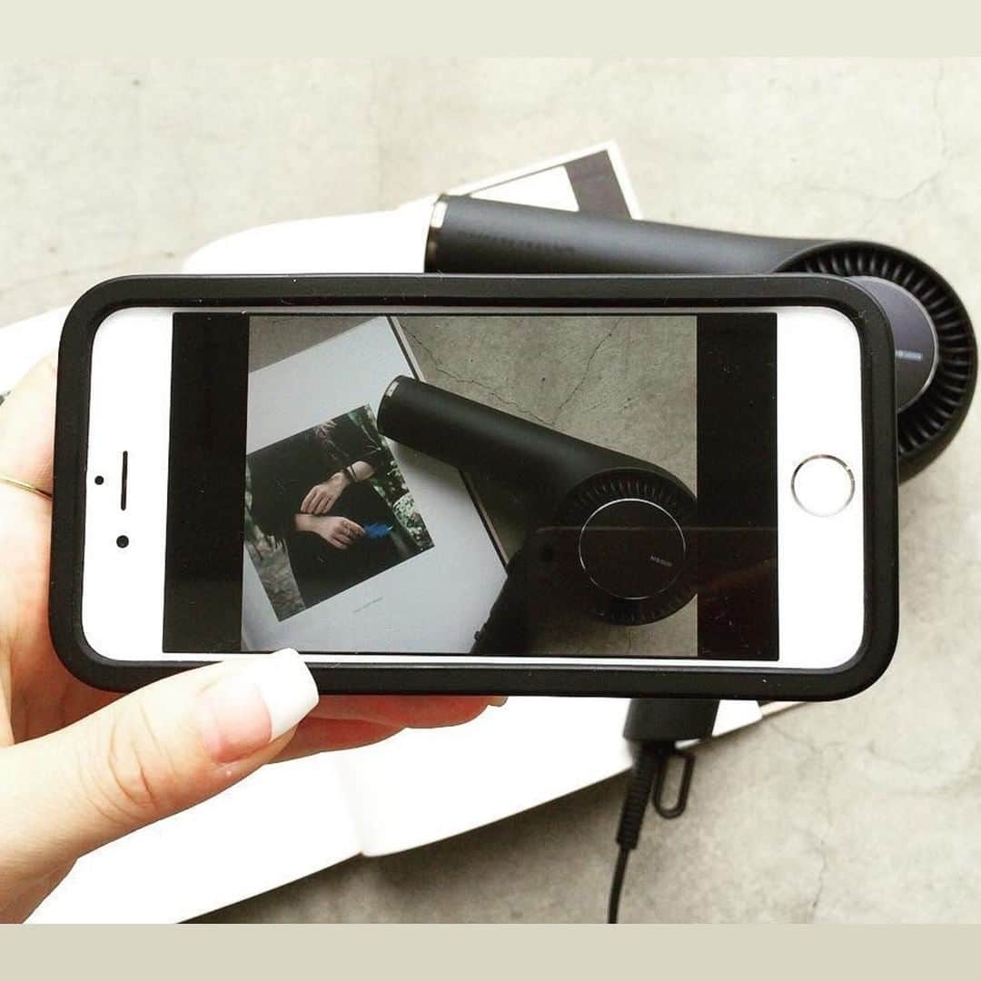TESCOM テスコムのインスタグラム：「＼デザイン×機能性！こだわり派のあなたにも◎／ . 本日は、#テスコム にお寄せくださった皆さんの素敵なお写真をrepost！ #目指せ美髪 のタグと共に「仕上がりがサラサラで最高」とご評価してくださった  @_____kn._____  さんのヘアードライヤーNIB3000投稿をご紹介！ .  @_____kn._____  さんお持ちの"プロフェッショナル プロテクトイオンヘアードライヤーNIB3000”は、業務用ドライヤーのモーターとファンを採用し、業界トップクラスの大風速を実現した製品。機能性もさることながら、そのスタイリッシュなデザインから多くの方に支持される人気商品です。 . (photo by @_____kn._____ ) - - - - - - - - - - - - - - - - - - - - - - - - - ●商品名：プロフェッショナル プロテクトイオン ヘアードライヤー ●品番　：NIB3000 ●カラー：ブラック - - - - - - - - - - - - - - - - - - - - - - - - - 是非、皆さまもご愛用のテスコム製品を撮影し、#テスコム にてご投稿下さい！ ドライヤーやヘアアイロンなどビューティ家電の素敵な投稿は、 @tescom_beauty にてrepostさせていただく場合がございます。 . Nobbyに関する情報は @tescom_pro  キッチン家電に関する情報は @tescom_kitchen  にてご紹介中！こちらも合わせてチェックしてみて下さいね！ . 毎日使うヘアアイテムは #テスコム または #TESCOM で検索してみて下さいね♡ テスコムのInstagramでは、自分らしさを追求したあなたのキレイづくりに役立つ情報を毎週発信しています！  #ヘアスタイル  #ヘアサロン  #サロン  #スタイリング  #ヘアケア  #髪  #美髪  #美容好き  #モテ髪  #ドライヤー  #プロフェッショナル  #美容男子  #美容女子  #サラサラヘア  #美髪ケア  #美容家電  #速乾  #ヘアドライヤー  #サロンクオリティ  #nobbybytescom  #私にできるサロンクオリティ  #速乾ドライヤー  #nib3000  #大風速  #ノビテス」