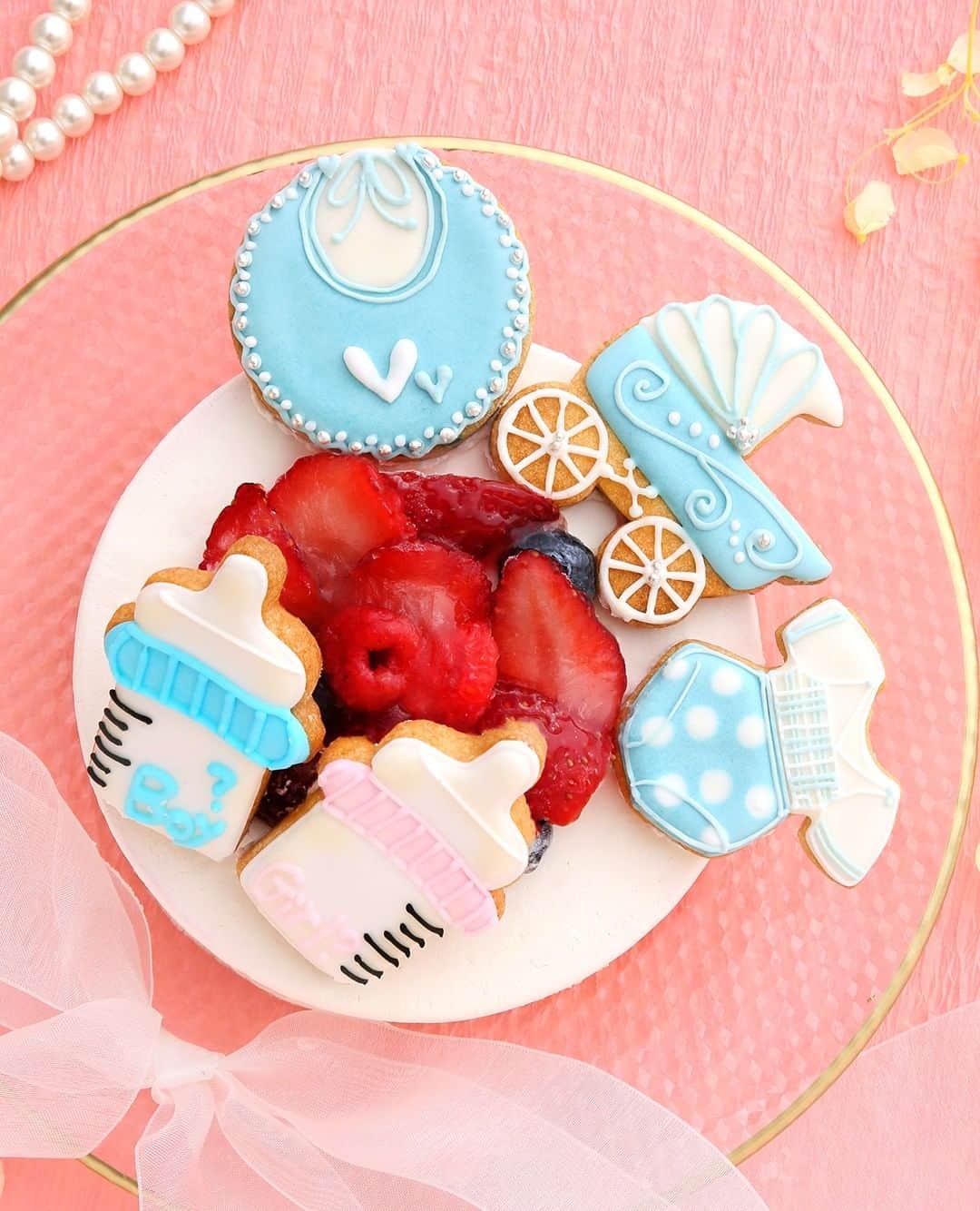 Cake.jpさんのインスタグラム写真 - (Cake.jpInstagram)「【商品紹介】⁠ ヨーグルトムースのジェンダーリビールケーキ✨⁠ ⁠ 体に優しく口当たりのいいケーキです❣️⁠ アイシングクッキーは色を3層に重ね細部にまでこだわりました😊⁠ ⁠ こちらのケーキもベビーカーで有名なCombi（@combi_babylifedesign）さまとのコラボで実現したケーキです🌈⁠ ⁠ Combi×Cake.jp「Cake for Mom」⁠ 「これから生まれてくる赤ちゃんとママへのお祝いをより特別に、より手軽に行って欲しい」そんな想いからマタニティさんをお祝いするベビーシャワーケーキを販売しております。⁠ 特設ページはこちらです⁠ →　https://cake.jp/event/maternity/⁠ ⁠ ＊ … * … ＊ … * …＊ … * … ＊ … * …＊ … * … ＊⁠ #cakejp#デコレーションケーキ🎂#ケーキ好きな人と繋がりたい#decorationcakes#映えケーキ#ケーキスタグラム#ママにおすすめ#お祝い好きな人と繋がりたい#忙しいママの味方#幸せでありますように#願いを込めて#記念日ケーキ#美味しい物好きな人と繋がりたい#お祝いケーキ#おうちスイーツ#お取り寄せスイーツ#お家パーティー#お取り寄せグルメ#甘党#おやつタイム#お家時間#おうち時間#素敵なお祝い#特別なケーキを簡単に#贈り物#ジェンダーリビールケーキ#マタニティ#ベビーシャワー⁠ ⁠」5月18日 18時00分 - cakejp_official