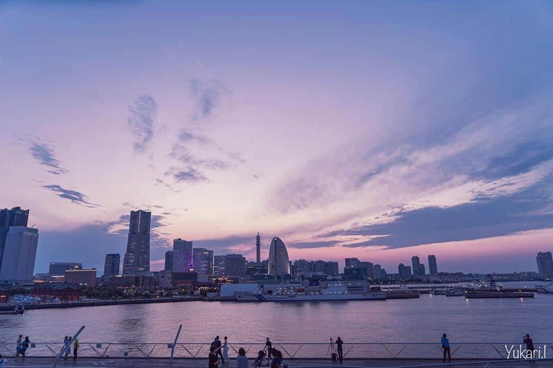 のインスタグラム：「Showcasing #yokohamatomorrow, a collection of memories while looking forward to tomorrow.﻿ ﻿ “5月の夕暮れ。﻿ 綺麗だったなぁ。﻿ またいつか。﻿ MAY.2019﻿ 神奈川県”﻿ ﻿ Photo & Text: @yuka_vespa19﻿ ﻿ #yokohamatomorrow﻿ ﻿ -﻿ ﻿ 皆様がいままでに撮られた大好きな横浜の写真（去年の同じ季節に撮られた写真など）に思い出などのエピソードとハッシュタグ #yokohamatomorrow を付けて投稿していただけないでしょうか？﻿ ﻿ ハッシュタグをつけて投稿していただいた写真を、健やかな日々が戻ってくると信じてご紹介していきます。﻿ ﻿ Looking forward to tomorrow, we have a request: Post your favorite memories and experiences in Yokohama - Something from last year or your last trip perhaps? - with the hashtag #yokohamatomorrow.﻿ ﻿ We will showcase these memories on our Instagram as they represent the Yokohama we are looking forward to while we navigate this challenging time together.﻿ ﻿ #myyokohama﻿ ﻿ #yokohama #darlingescapes #beautifuldestinations #artofvisuals #somewheremagazine #discoverglobe #travelawesome #passionpassport #lovejapan #explorejapan #japanlife #japanfocus #japan_vacations #japanrevealed #よこはま #ヨコハマ #横浜 #stayhome #staysafe #besafe #stayhomestaysafe #staysafeeveryone」