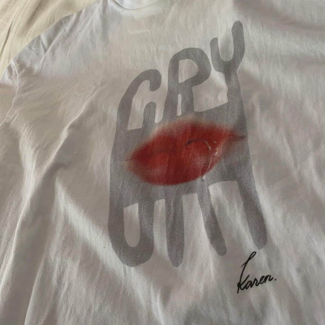 かれんのインスタグラム：「･ ･ ･ オリジナルグッズ第2弾です‪‪‪‪☺︎ ･‬ Tシャツを制作しました❤︎ LサイズとXLサイズがあります‪‪☺︎‬ ･ ･ そして…!! 沢山のメッセージに応えて…!! ･ ピンバッジの再販売を決定しました!! ･ 前回は3分で完売… ありがとうございます( ᵕ̩̩ㅅᵕ̩̩ ) ･ 5/20(水)18:00~の販売です!! ･ 購入は前回と同じくBASEから!! ･ 購入方法はハイライトに固定してあるのでチェックしてみてください‪‪☺︎‬ ･ そしてそして…!! 今回，Tシャツかピンバッジを買ってくれた方に手書きメッセージカードを先着50名にプレゼントします❤︎ ･ 何個購入しても1回の注文につき1枚までとなりますので ，気をつけてくださいm(_ _)m ･ ･ 是非みんなでお揃いにしてね❤︎」