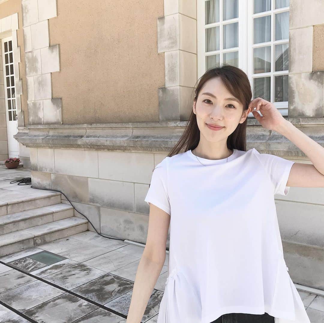 白木あゆみのインスタグラム：「. 落ち込んだり前向きになったり そんなことを繰り返しながら、何だかんだ楽しく過ごしてる気がします。 みなさん元気にしてますか？  人前に出ないので、眉毛と髪の毛が伸び放題🙃🙃」