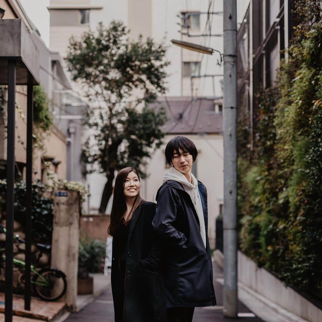 BRAININGPICTURES_tokyoのインスタグラム：「・ 増える二人の時間  photo by @jun.tanai ・Company:⁣ @brainingpictures_tokyo⁣ ・ #brainingpictures  #brainingpictures_tokyo  #wedding #insta_wedding  #ig_wedding  #weddingday #weddingphotography #weddingphotographer #veryspecialday  #bridal  #花嫁準備 #関東前撮り #卒花  #タカミブライダル #南青山ルアンジェ教会  #ウェディング  #ブライダル  #ブライダルフォト  #ブライダルフォトグラファー #街中スナップ #結婚式 #結婚写真  #関東花嫁  #ウエディングレポ #プレ花嫁さんと繋がりたい  #プレ花嫁  #プレ花嫁準備 #2020春婚  #2020夏婚 #chapel」