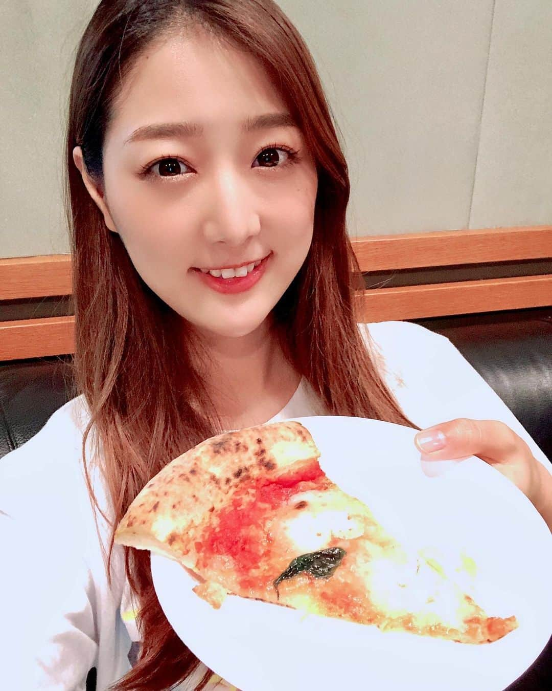 佐々木もよこさんのインスタグラム写真 - (佐々木もよこInstagram)「おやおや…⁉️﻿ 昨日…⁉️﻿ ﻿ 🥺🍕❤️﻿ ﻿ ﻿ ﻿ サルバトーレ🍕🍕﻿ ﻿ ﻿ ﻿昨日はFM NACK5『カメレオンパーティー』生放送中に、スタッフさん達から誕生日お祝いと言うことで、デリバリーピザをご馳走して頂きました👏🥺❤️❤️ . . わたしがピザ大好きだからと、3種類ものお店とメニュー全てを見せてくださり😭✨✨ . みんなで美味しく頂かせてもらいました🥺❤️❤️🍕❤️❤️ . . うれしすぎました🥺🍕🍕 . . ありがとうございました‼️😆😆🍕 ﻿ ﻿ ﻿ #ピザ姫#ピザ応援隊#ピザ#ディアボラ#マルゲリータ#宅配ピザ#デリバリーピザ #カメパ#pizza#pizza🍕 #instapizza#salvatorecuomo」5月18日 18時06分 - moyoko_pizza