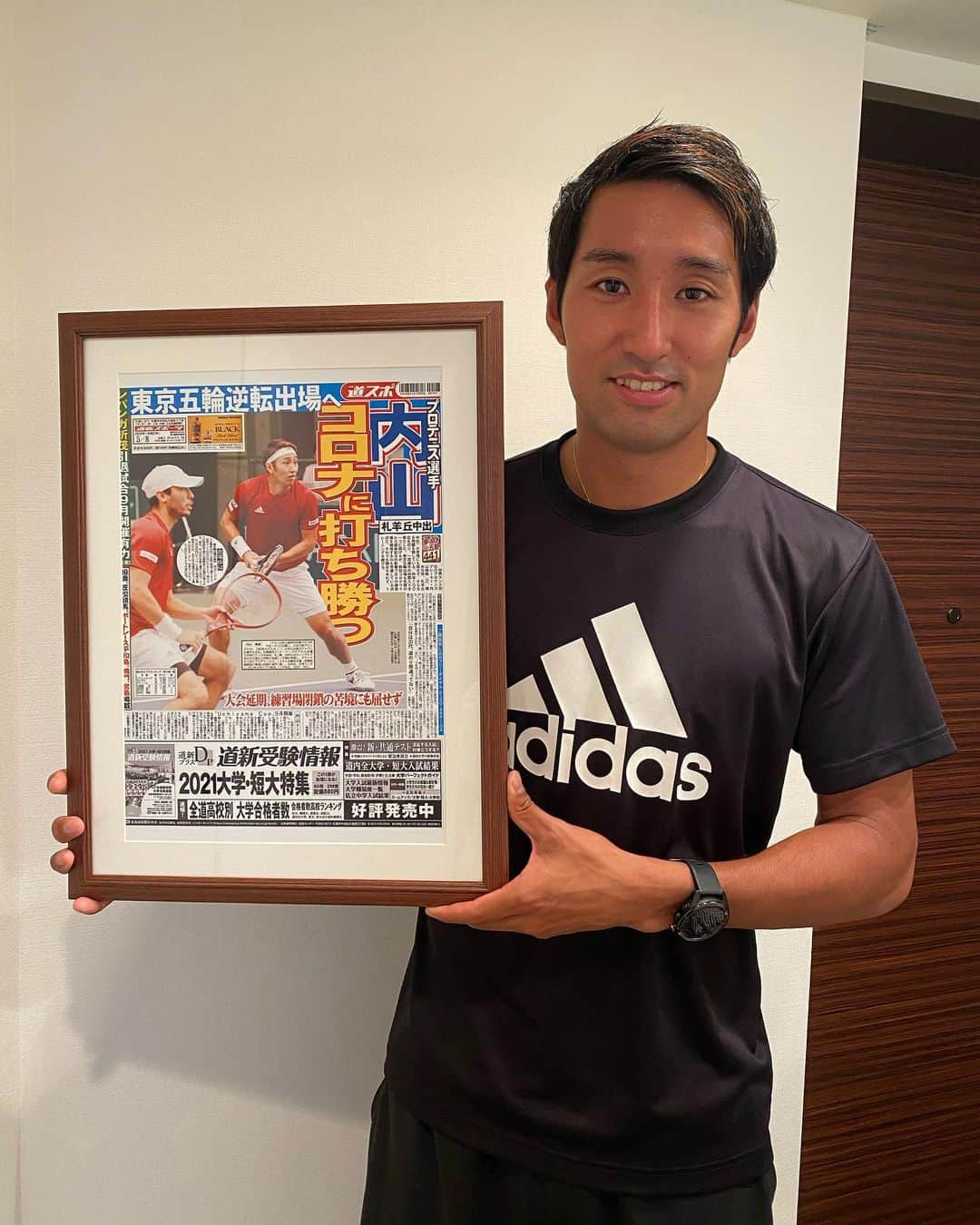 内山靖崇さんのインスタグラム写真 - (内山靖崇Instagram)「道新スポーツから嬉しいプレゼント🎁 先日掲載して頂いた道新スポーツの紙面を、額縁に入れてプレゼントして頂きました！ 素敵なプレゼントありがとうございます😊  #道新スポーツ  #一面  #プレゼント  #プロテニスプレイヤー  #内山靖崇  #uchiyamacup」5月18日 18時12分 - yasutaka0805