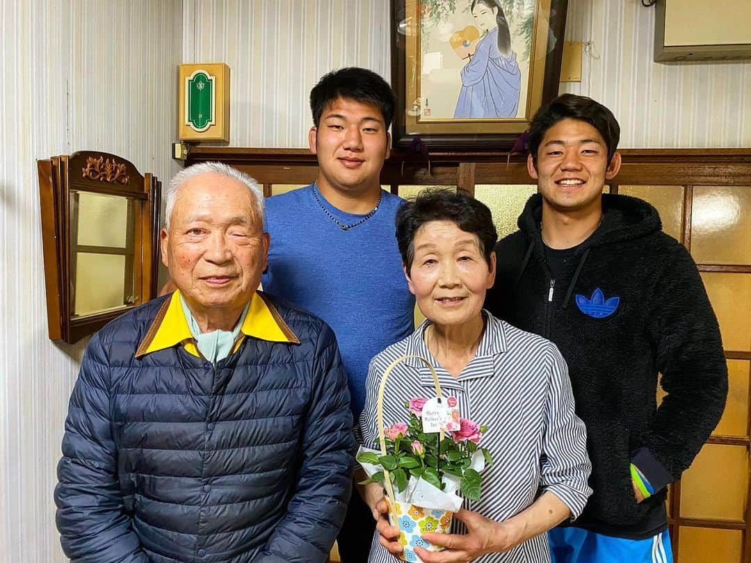 のインスタグラム：「実は、母の日におばあちゃんにも兄弟でお花をプレゼント💐 #母の日 #おばあちゃん #おじいちゃん #プレゼント #兄弟」