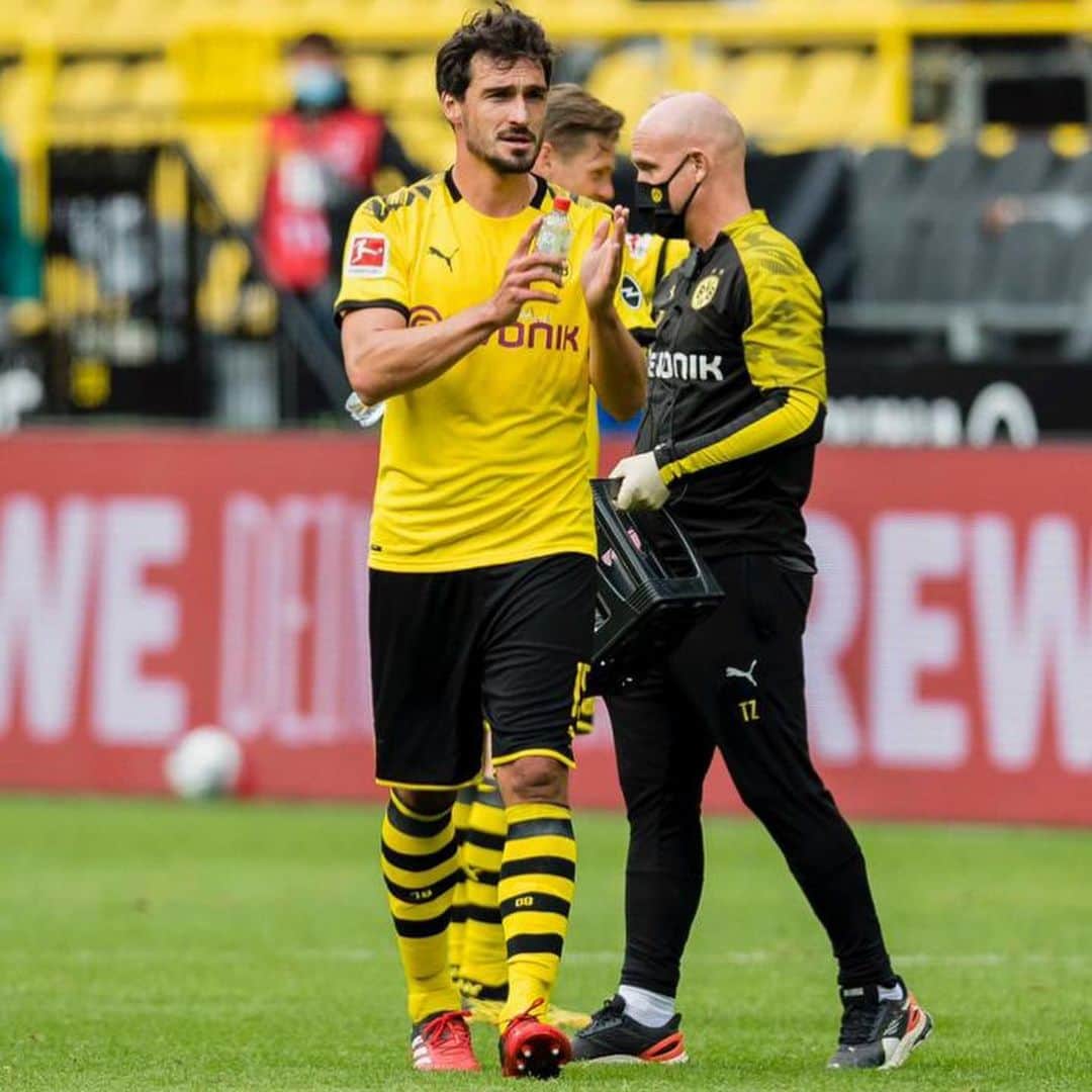 マッツ・フメルスのインスタグラム：「Es ist bei weitem nicht so emotional wie mit (unseren) Fans, aber ein Derbysieg ist immer was feines 😏」