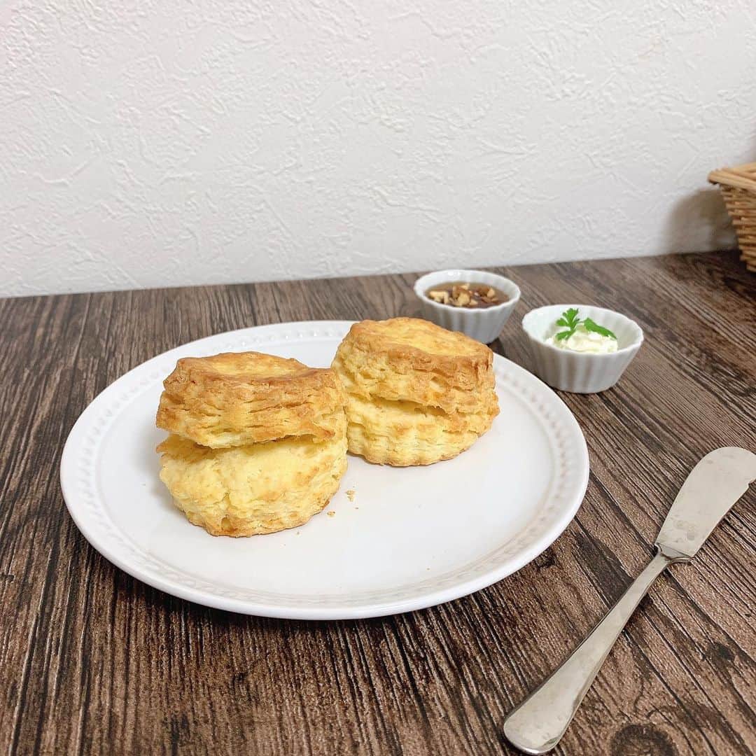 廣川奈々聖のインスタグラム：「今日はおうちで美味しいおやつ🐶🥮 ﻿ ﻿ トースターで15分焼くだけで お店で食べたときと同じ ふわっと甘い香りがした〜 ; ; ﻿ 冷凍庫にまだいっぱいあります 🙊 ﻿ ﻿ ﻿ ﻿ ﻿ #おうちカフェ#chavaty#チャバティ#スコーン専門店#お取り寄せスイーツ#ごち」