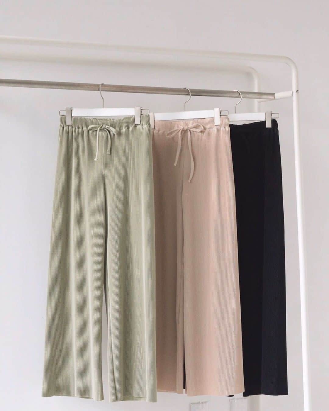 アヴァンリリィのインスタグラム：「RECOMMEND ITEM ㅤㅤㅤㅤㅤㅤㅤㅤㅤㅤㅤㅤㅤ SHEL'TTER WEBSTOREにて発売中🚚 ㅤㅤㅤㅤㅤㅤㅤㅤㅤㅤㅤㅤㅤ ：PANTS 楊柳プリーツパンツ Price.¥5,990+tax No.180DS831-3160 ㅤㅤㅤㅤㅤㅤㅤㅤㅤㅤㅤㅤㅤ ㅤㅤㅤㅤㅤㅤㅤㅤㅤㅤㅤㅤㅤ 画像をタップで商品詳細をご覧いただけます🔍 _______________________________________________________ #AVANLILY #アヴァンリリィ」