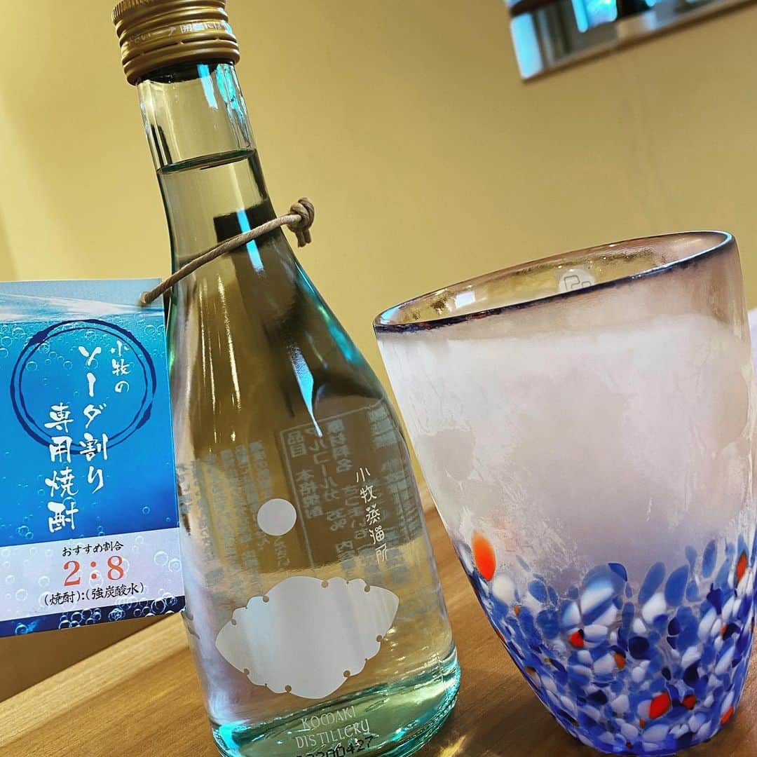 廣岡俊光さんのインスタグラム写真 - (廣岡俊光Instagram)「. 三杯目は焼酎がいい。 小牧のソーダ割り専用でキリリと。 . #焼酎 #焼酎好き #焼酎で乾杯 #shochu #焼酎好きな人と繋がりたい #小牧醸造 #小牧蒸留所 #小牧のソーダ割り専用焼酎 #桜本商店円山 @sakuramoto_m_shop #桜本商店 #焼酎のラベルが好き」5月18日 18時38分 - uhb_hirooka