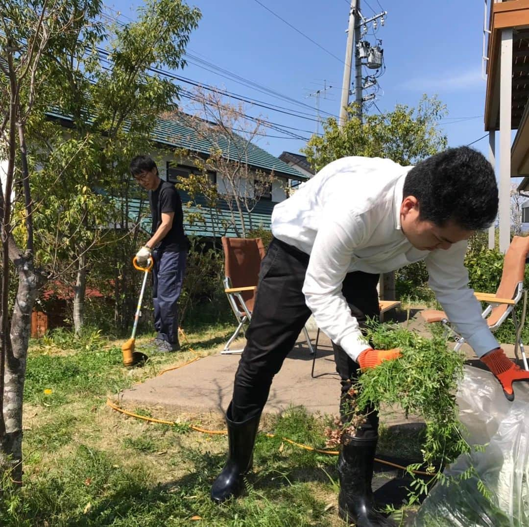 工房信州の家さんのインスタグラム写真 - (工房信州の家Instagram)「上田展示場の後町です。 展示場の草木も伸びてきたので、朝から草刈り。  綺麗になったお庭も展示場と合わせてご覧下さい。  more photos..@koboshinshu . #工房信州の家 #工房信州 #フォレストコーポレーション #信州の家 #木の家 #自然素材 #自然素材の家 #無垢材 #田舎暮らし #暮らし #住まい #注文住宅 #新築 #一戸建て #マイホーム #自由設計 #工務店 #インテリア #デザイン #施工事例」5月18日 18時32分 - koboshinshu