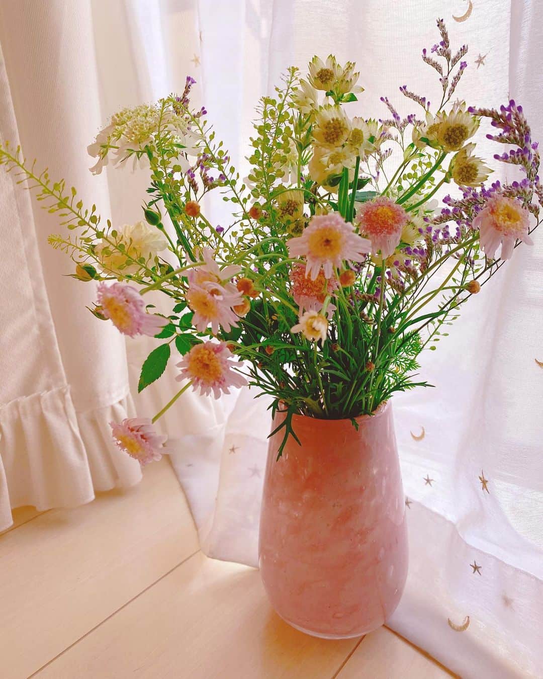 黒坂優香子さんのインスタグラム写真 - (黒坂優香子Instagram)「💐 ・ ・ お花畑で摘んできました！って 感じがするお花たち♡ 可愛いなぁ☺️♡ ・ ・ 2、3枚目はこの間の写真の別バージョンを📸 ・ パンツは中々履かない私ですが、 これは形も綺麗でハイウエストで好きです♡ @stunninglure  そしてパンツの時はバランス良くなるように絶対ヒールかソールの厚いものをはくのがマイルール👼🌙 ・ ・ #celford #stunninglure #ゆかこーで #153センチコーデ」5月18日 18時35分 - yukakokurosaka0606