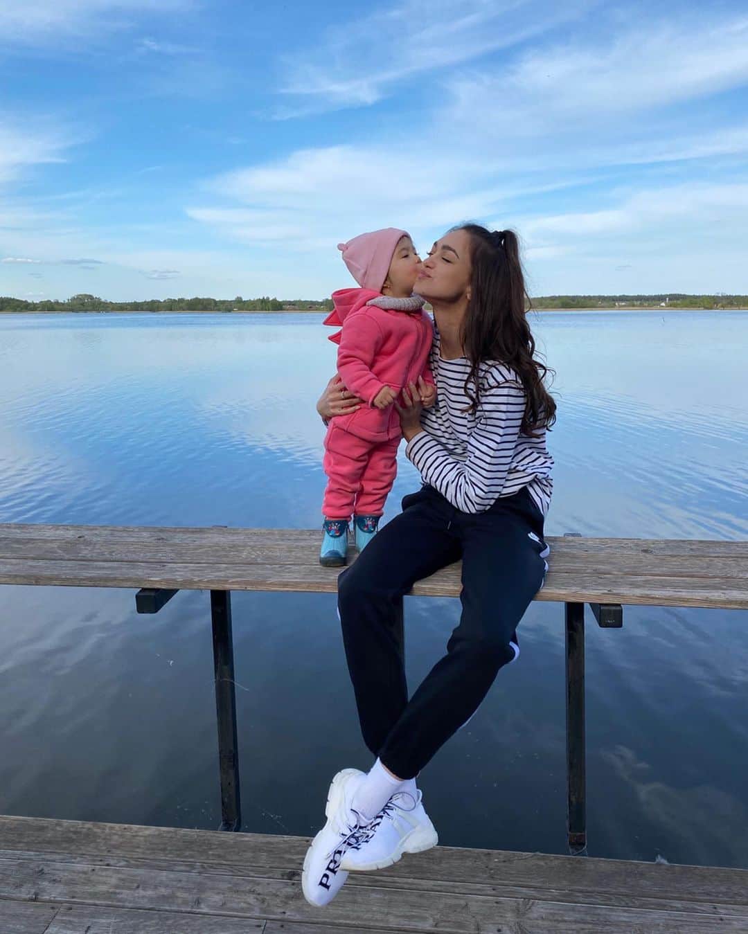 Zhenya Katavaのインスタグラム：「Коротко о Моих выходных .  Было классно!Теперь хочу дом на берегу озера ♦️」