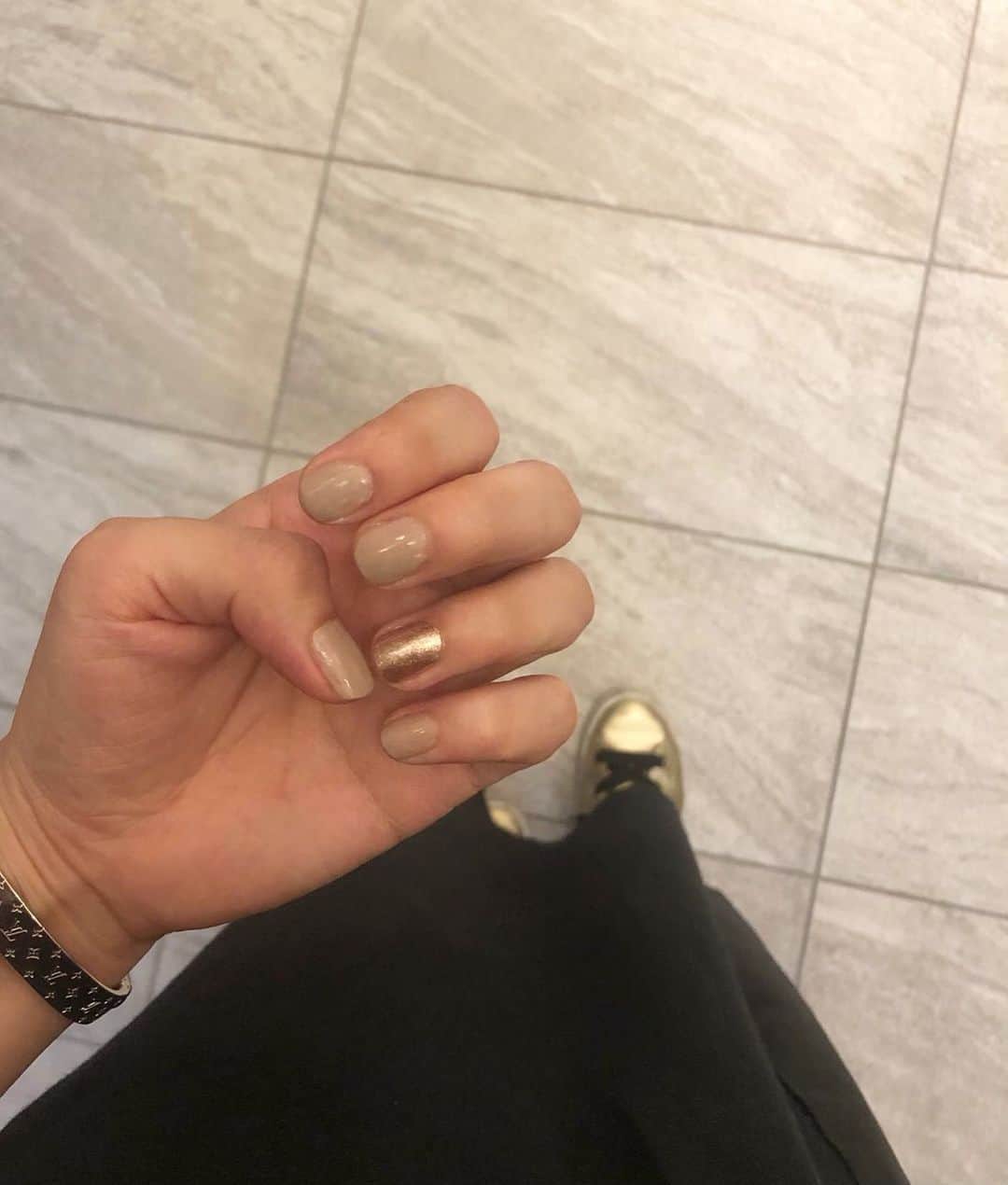 矢吹世奈のインスタグラム：「Self nail 🤎🤍 #selfnail #nail #chanel #dior #chanelnails #diornails」